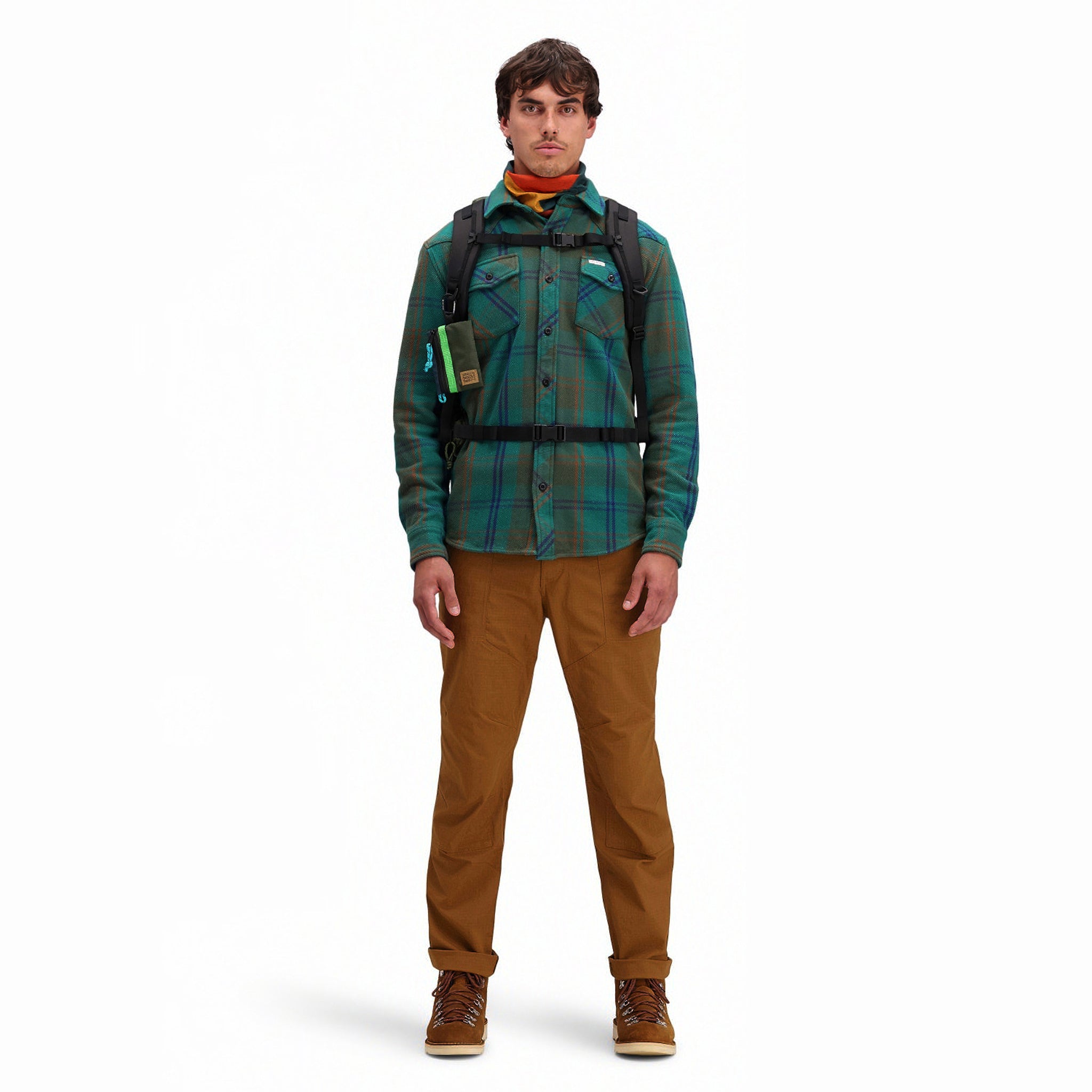 Vordere Modellaufnahme des Topo Designs Herren Mountain Shirt Heavyweight "Green / Earth Plaid" braun blau button-up.