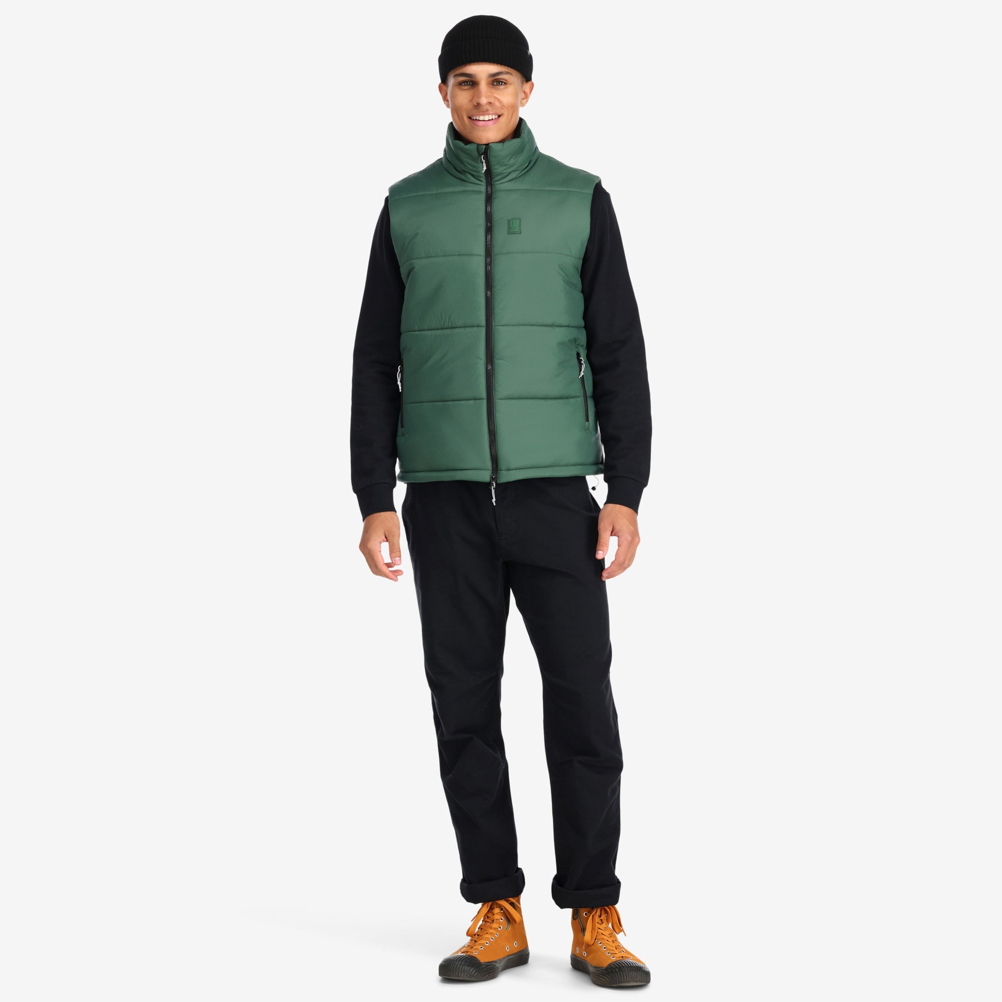 Frontmodell der Topo Designs Herren Mountain Puffer recycelte isolierte Weste in "Forest" grün.