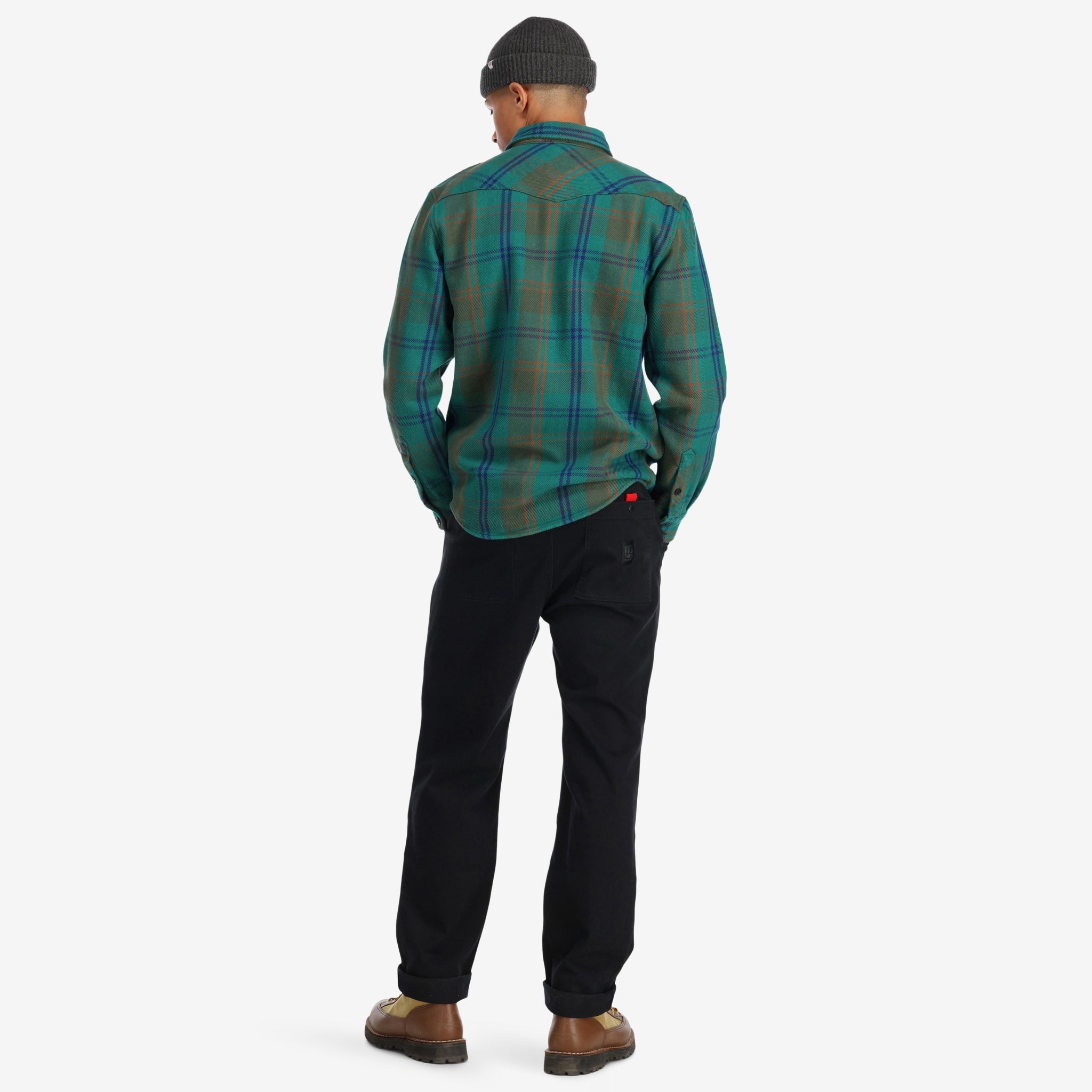 Rückseitige Modellaufnahme des Topo Designs Herren Mountain Shirt Heavyweight "Green / Earth Plaid" braun blau button-up.