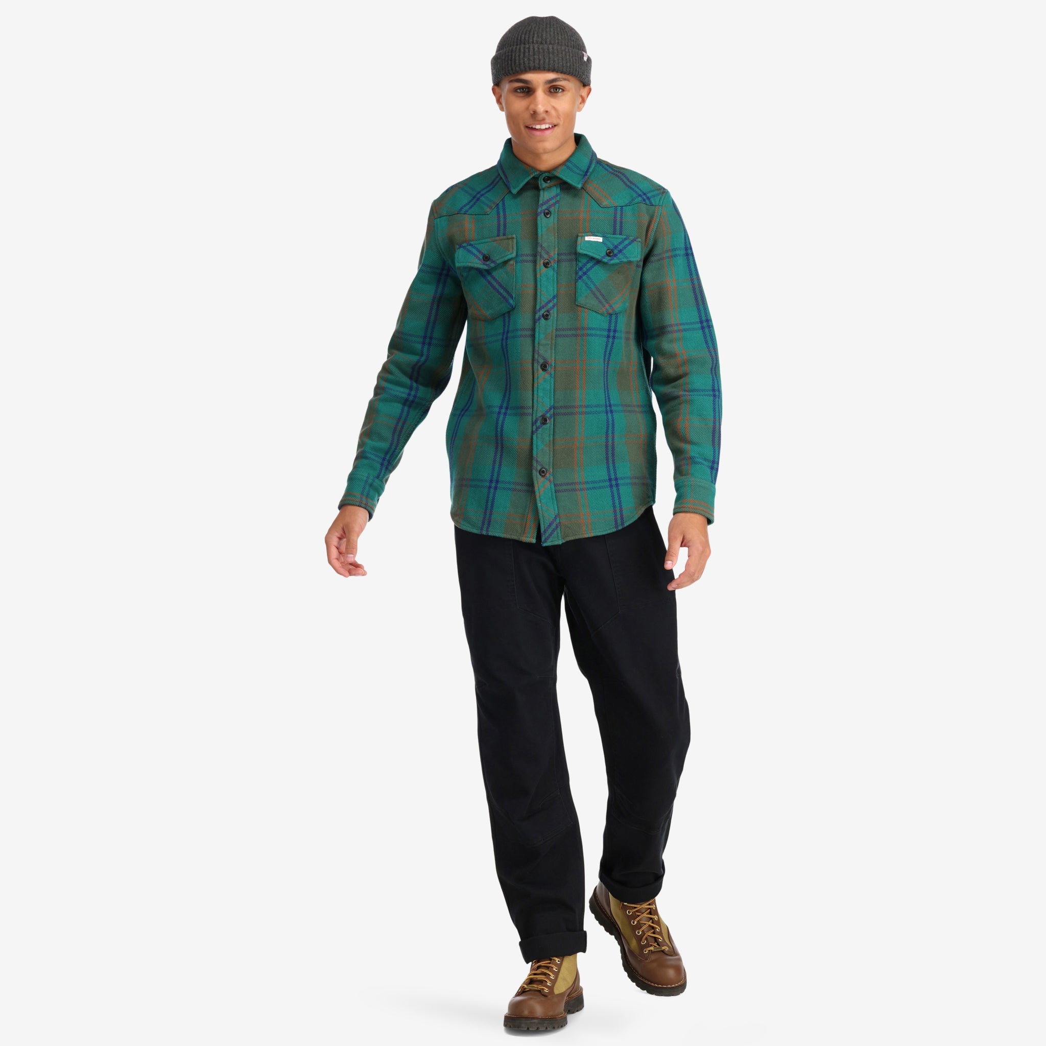 Vordere Modellaufnahme des Topo Designs Herren Mountain Shirt Heavyweight "Green / Earth Plaid" braun blau button-up.