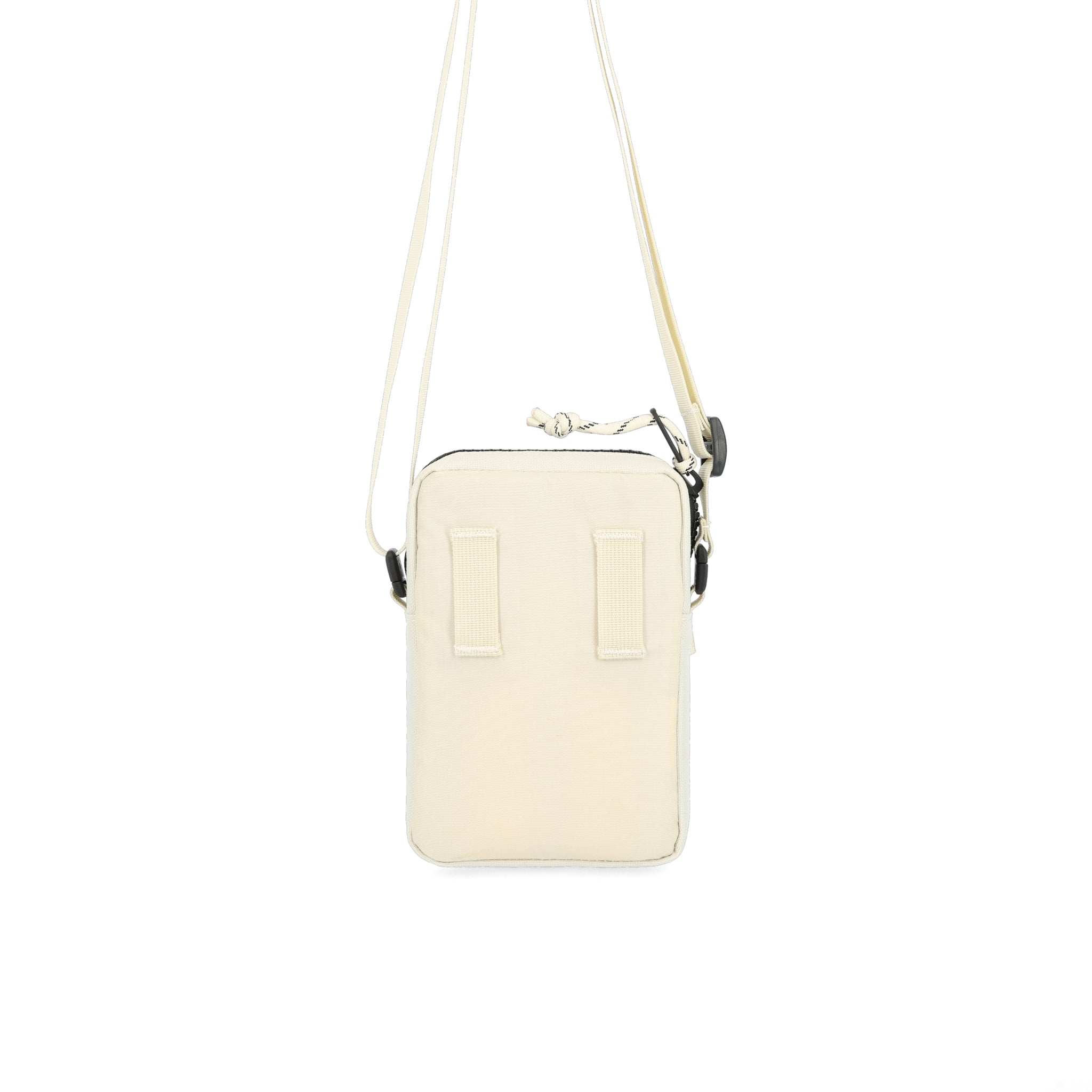 Befestigungspunkte für den Hüftgurt auf der Rückseite der Topo Designs Mini Shoulder Bag Crossbody Reisetasche aus recyceltem Nylon in "Bone White".