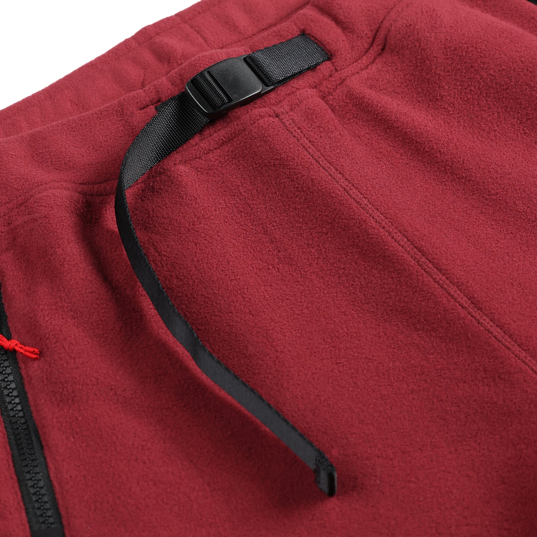 Allgemeine Detailaufnahme des Taillengürtels der Topo Designs Damen Fleece Hose in "Burgundy / Black"