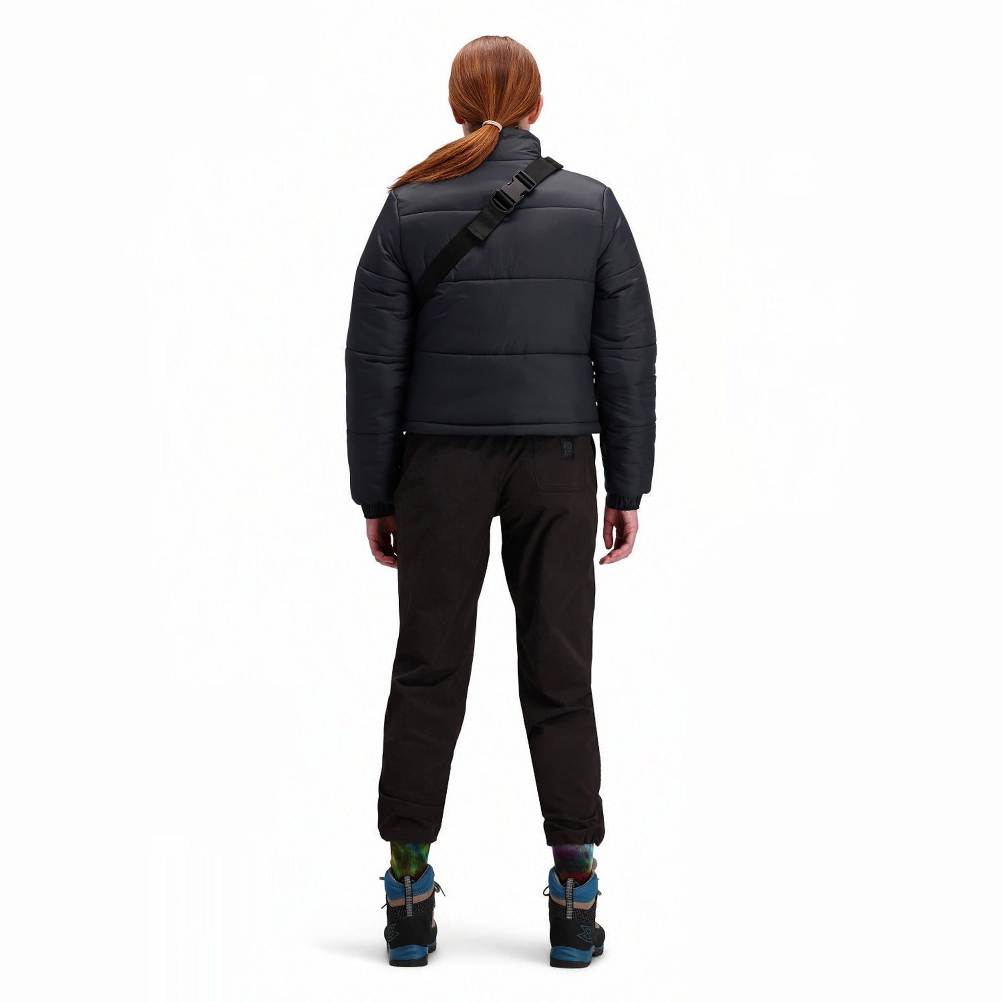 Rückseitige Modellaufnahme der Topo Designs Damen Puffer recycled insulated Jacket in "Black".