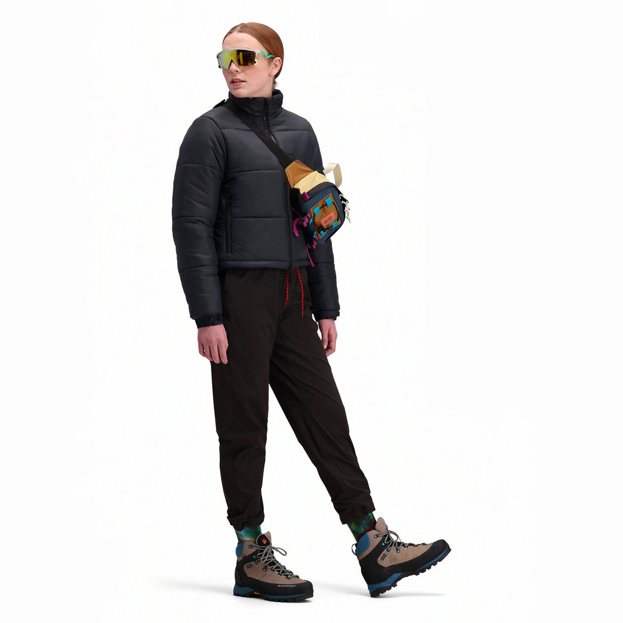 Vordere Modellaufnahme der Topo Designs Damen Puffer recycled insulated Jacket in "Black".