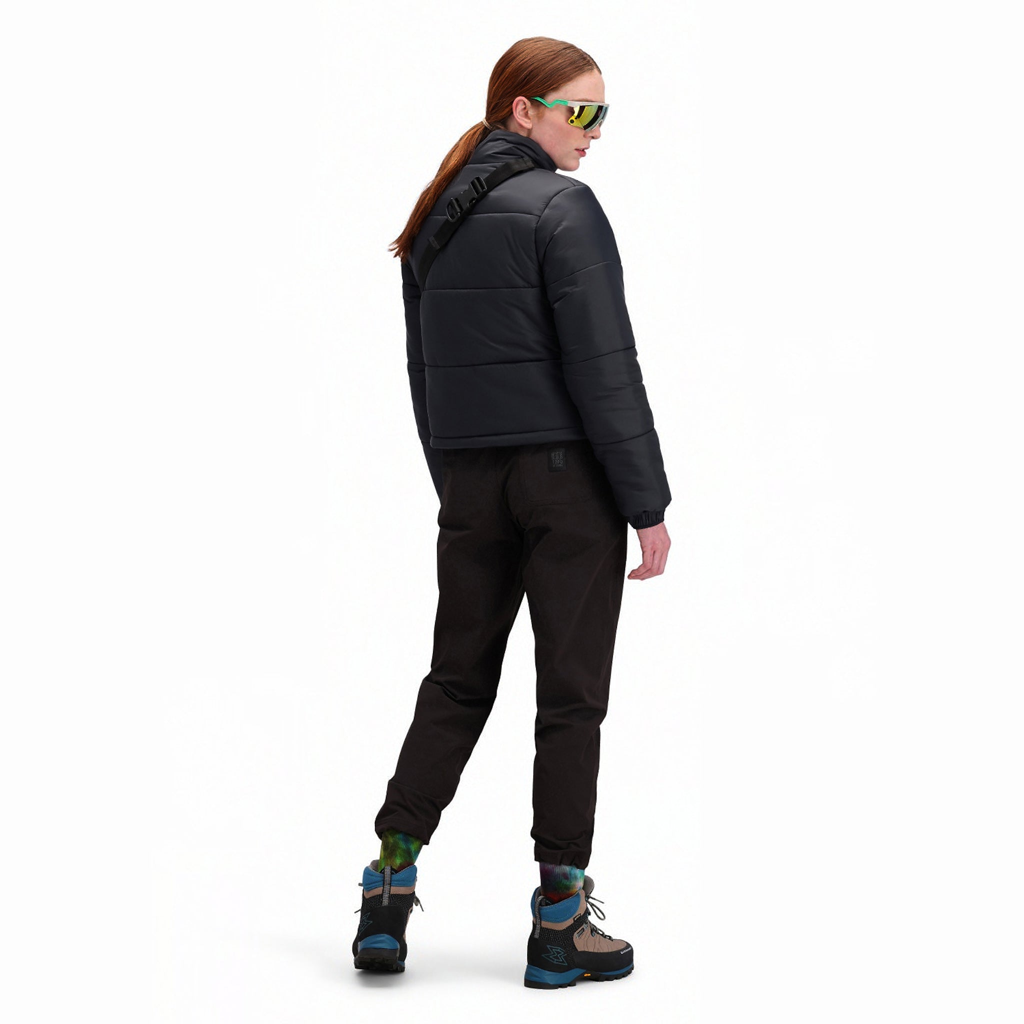 Rückseitige Modellaufnahme der Topo Designs Damen Puffer recycled insulated Jacket in "Black".