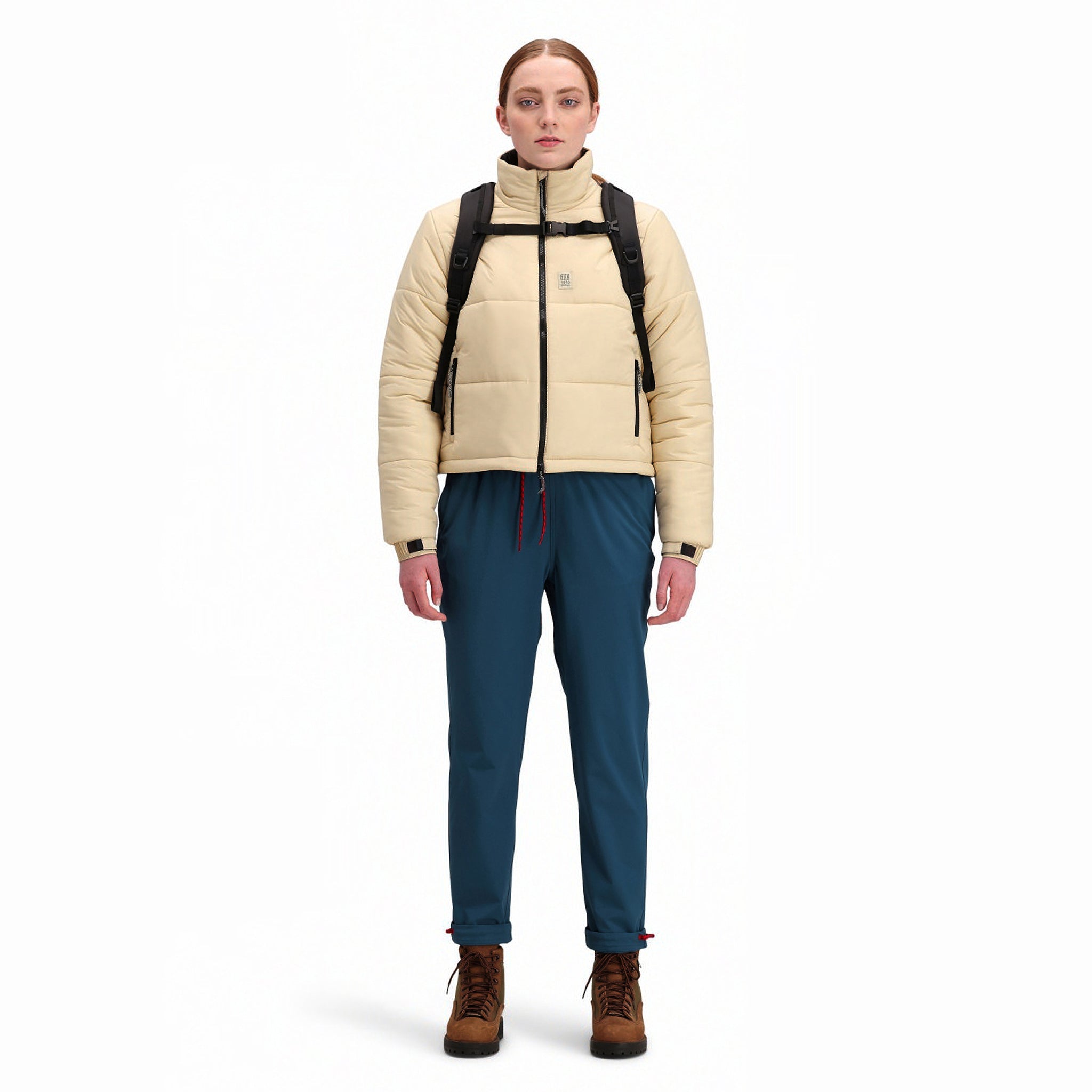 Vordere Modellaufnahme der Topo Designs Damen Puffer recycelte isolierte Jacke in "Sand" weiß.