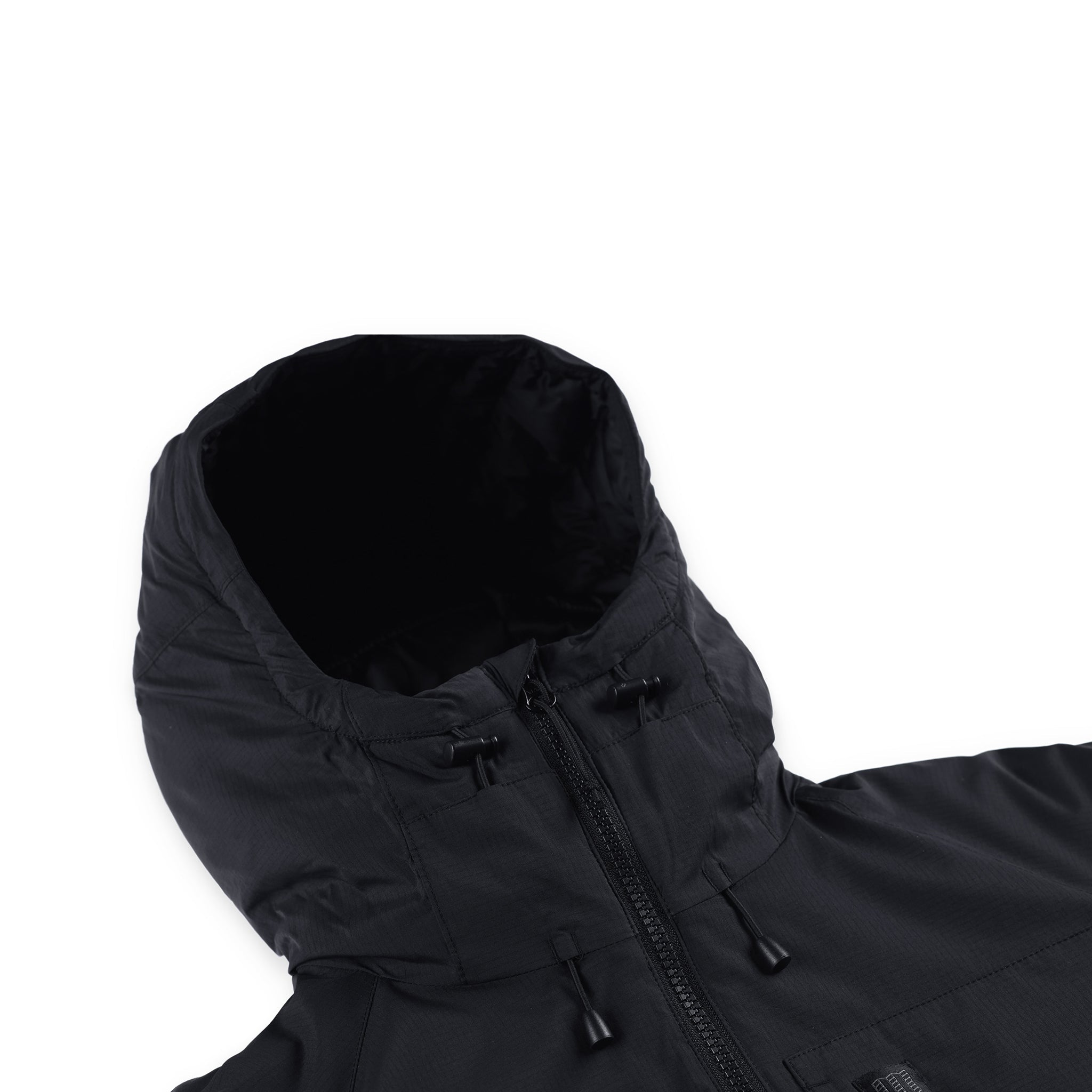 Detailaufnahme des Kapuzenverschlusses der Topo Designs Damen Puffer Primaloft insulated Hoodie Jacke in "black".