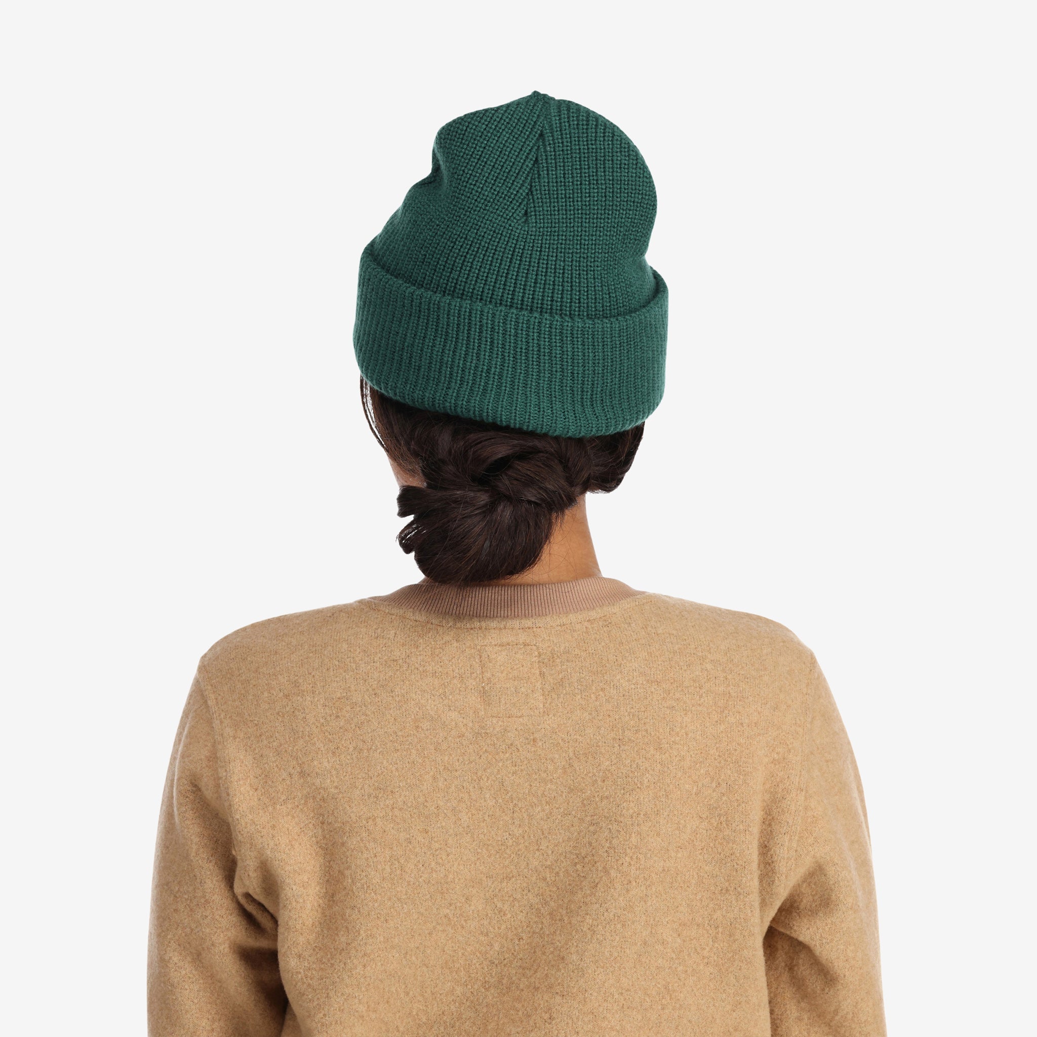 Rückseitiges Modellfoto der Topo Designs Watch Cap Beanie mit Bündchen in "forest" grün.