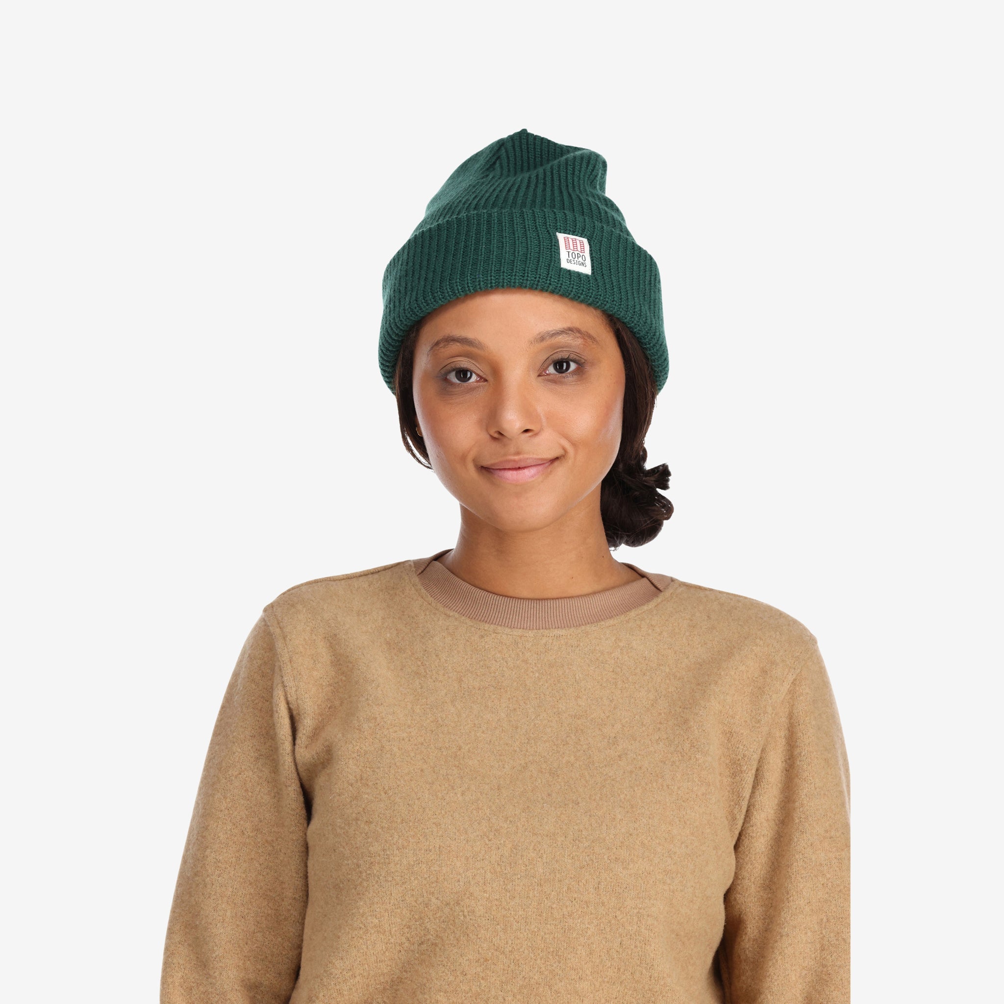 Frontmodell der Topo Designs Watch Cap Beanie mit Bündchen in "forest" grün.