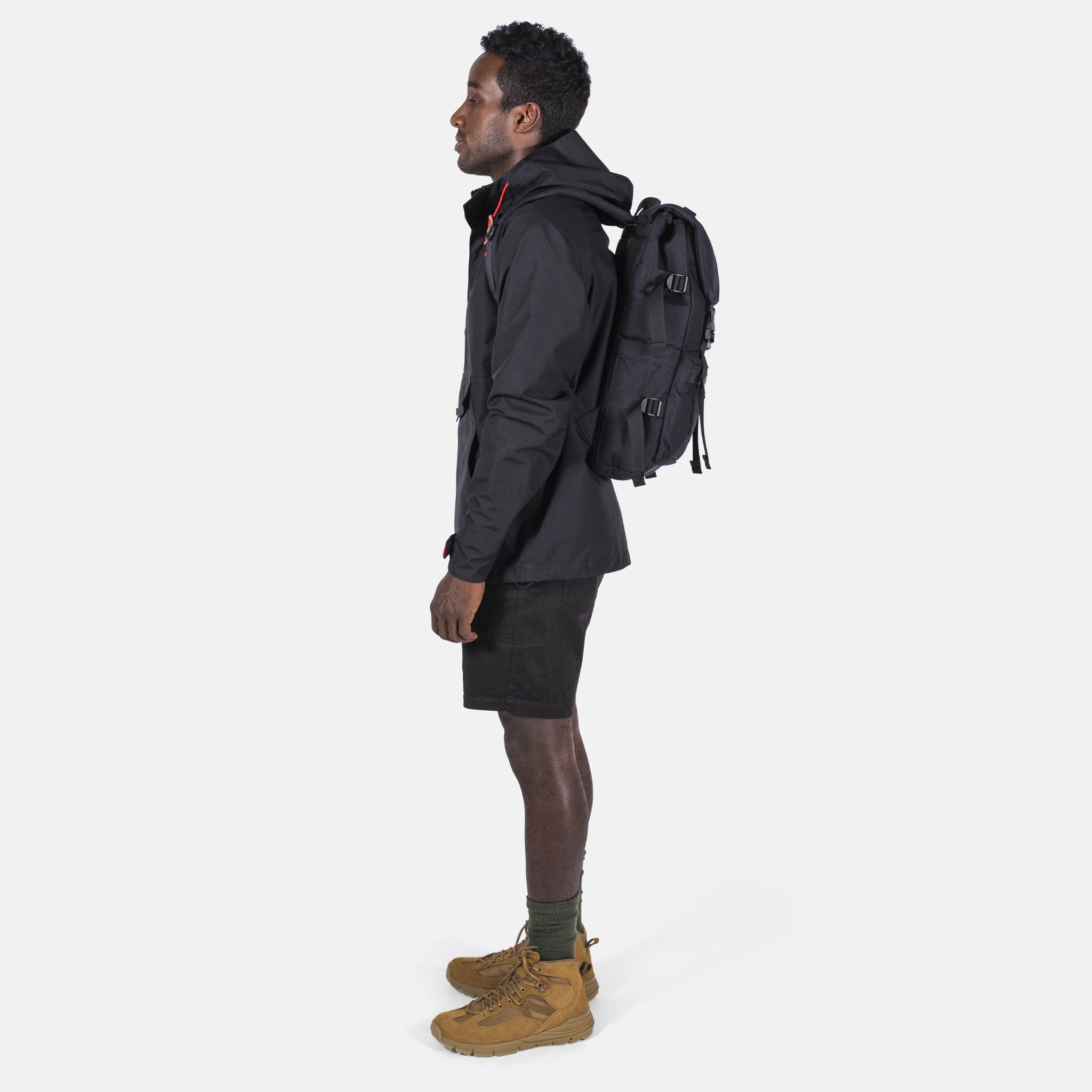 Rückseitige Modellaufnahme des Topo Designs Rover Pack Tech in "Black".