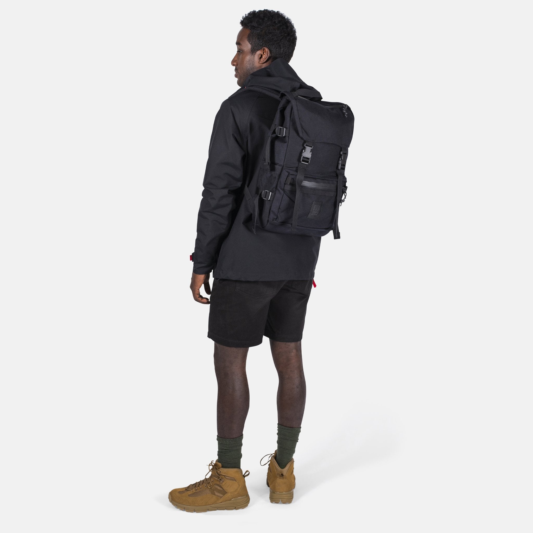 Modellaufnahme des Topo Designs Rover Pack Tech Laptop-Rucksack mit externem Zugriff in "Black".