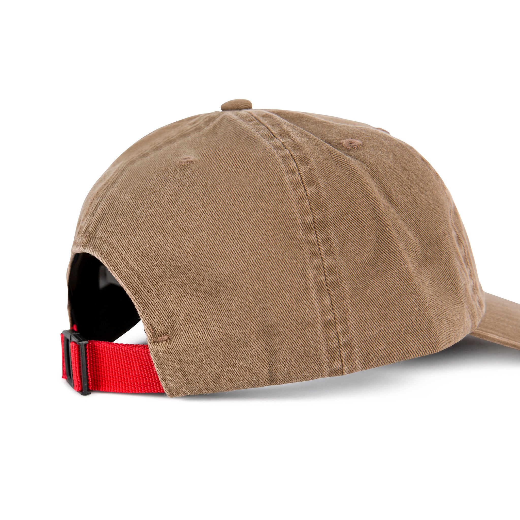 Allgemeine Aufnahme von Topo Designs Mountain Ball Cap Baumwolle Logo Hut in Dark Khaki braun mit verstellbaren roten Band auf der Rückseite.