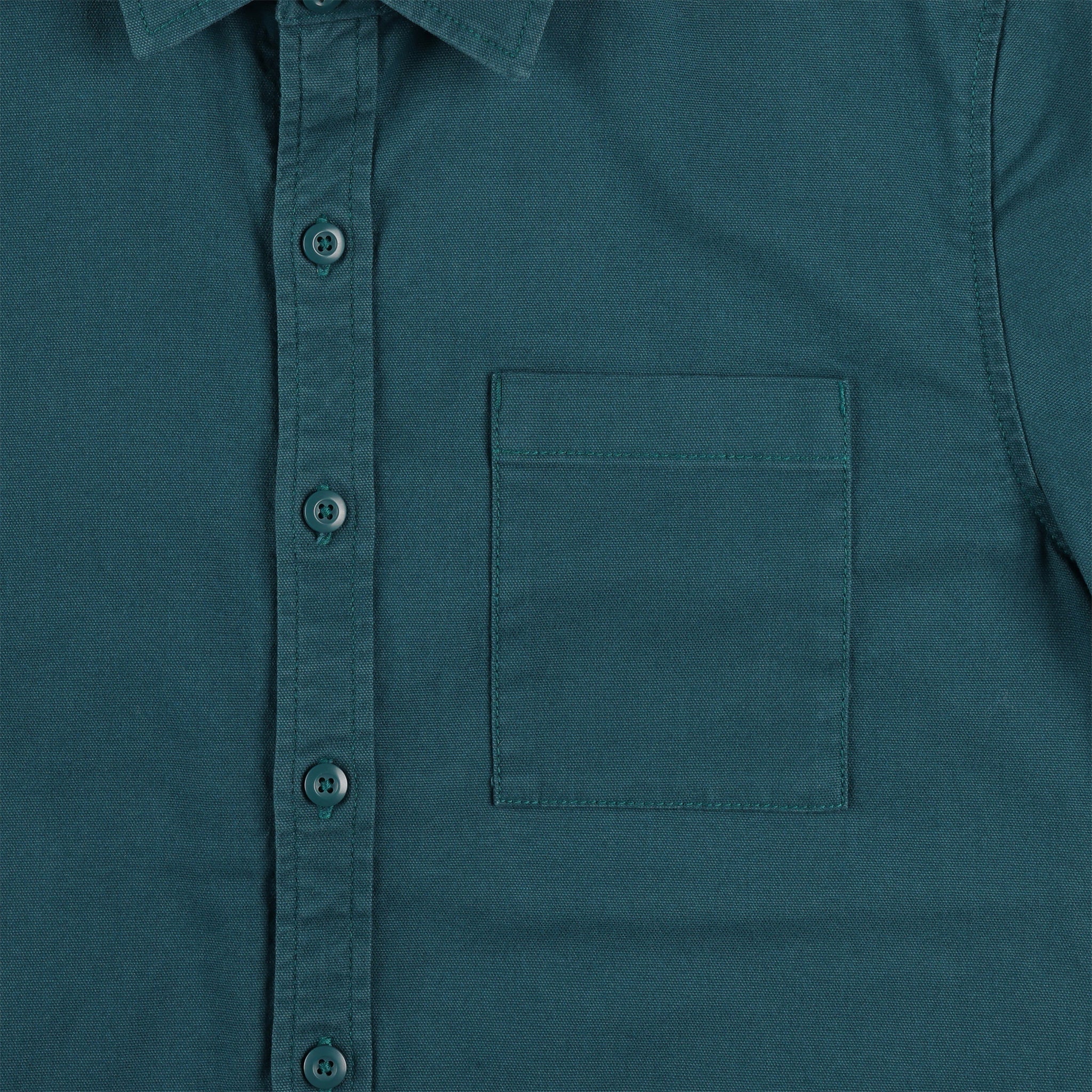 Gesamtaufnahme des Topo Designs Herren Short Sleeve Dirt Shirt in pond blue mit Nahaufnahme der Knöpfe und der Karotasche.