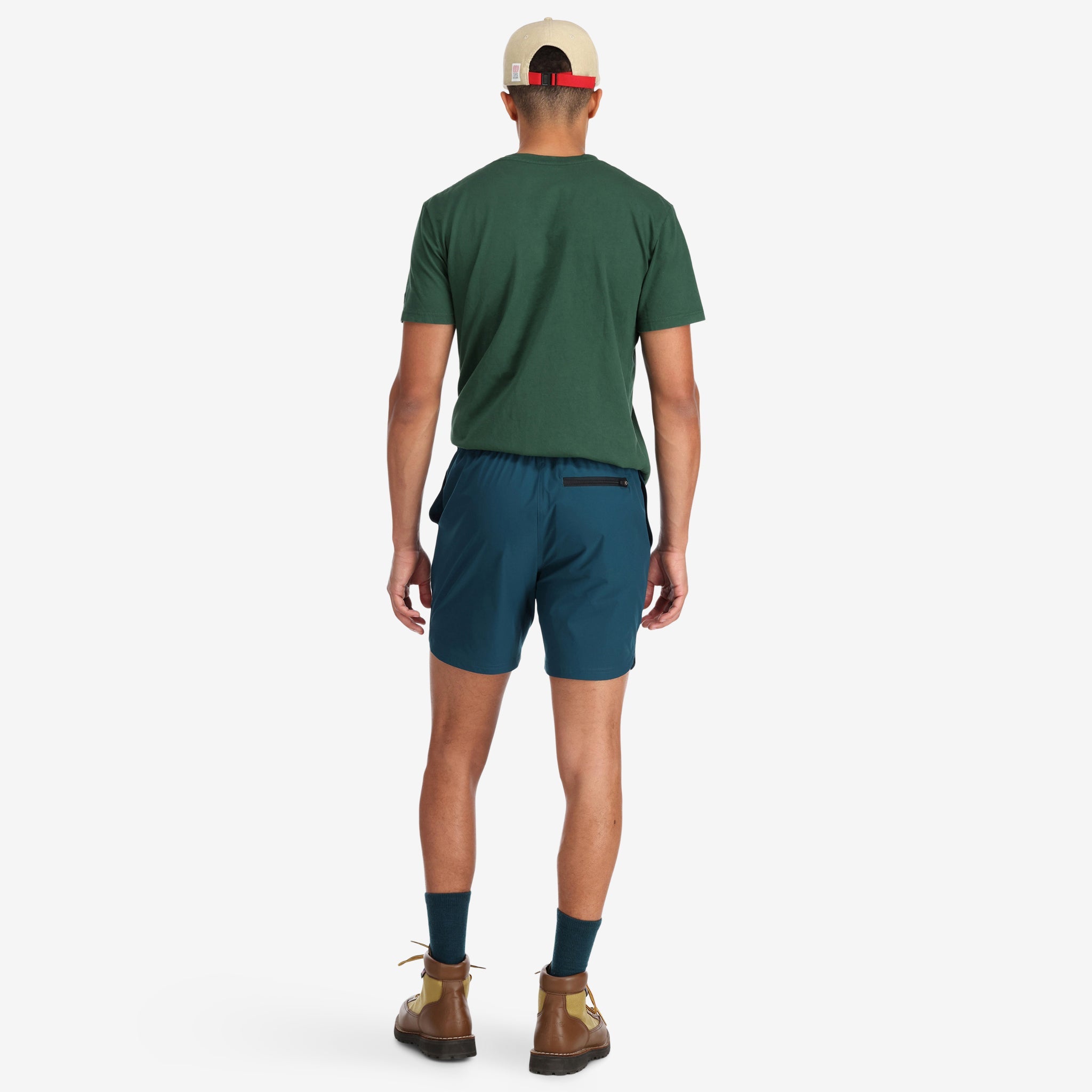 Allgemeine Aufnahme der Rückseite der Topo Designs Herren River Shorts Leichte Badehose in Teichblau am Modell.