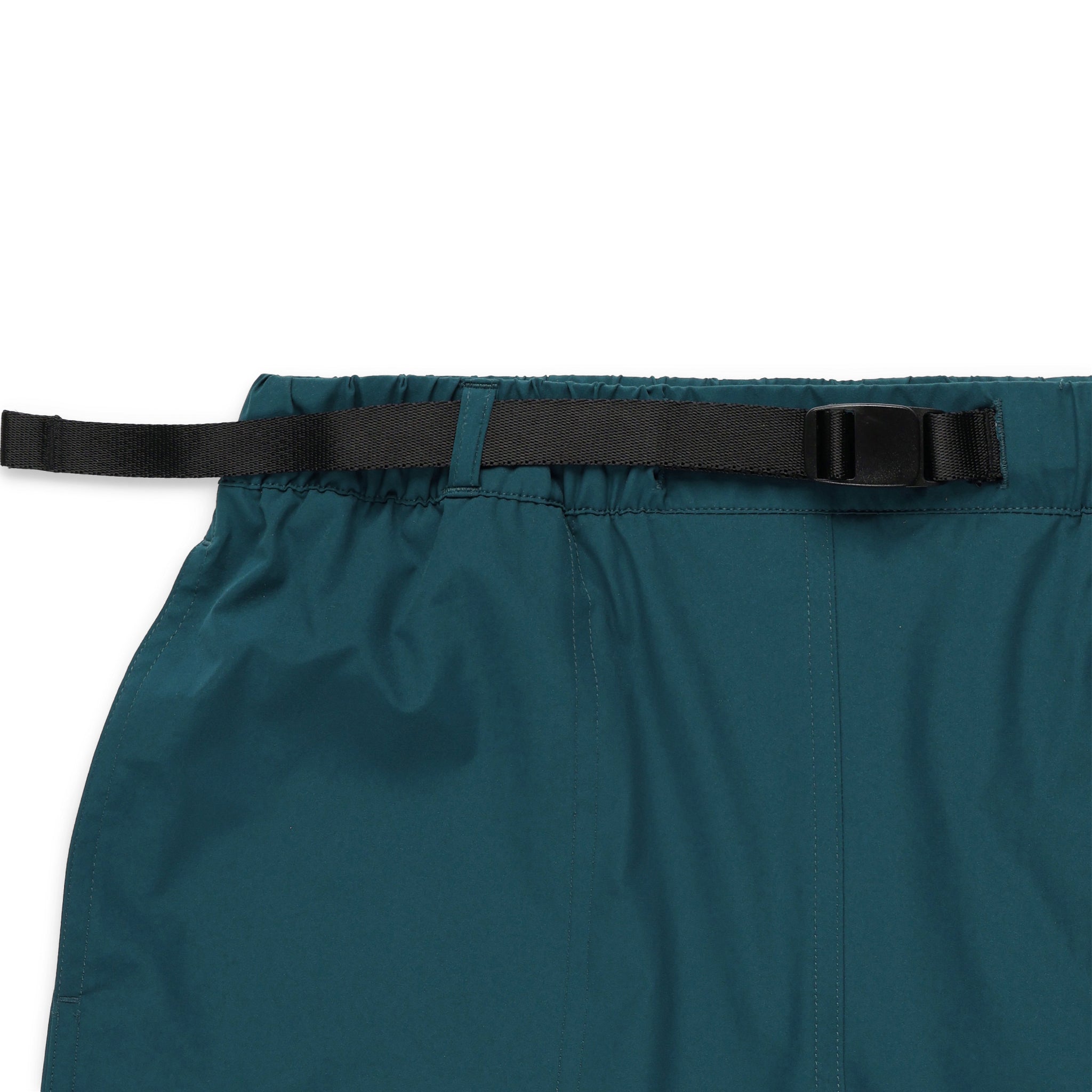 Gesamtaufnahme des vorderen Webgürtels der Topo Designs Herren River Shorts Leichte, schnell trocknende Badehose in Teichblau.