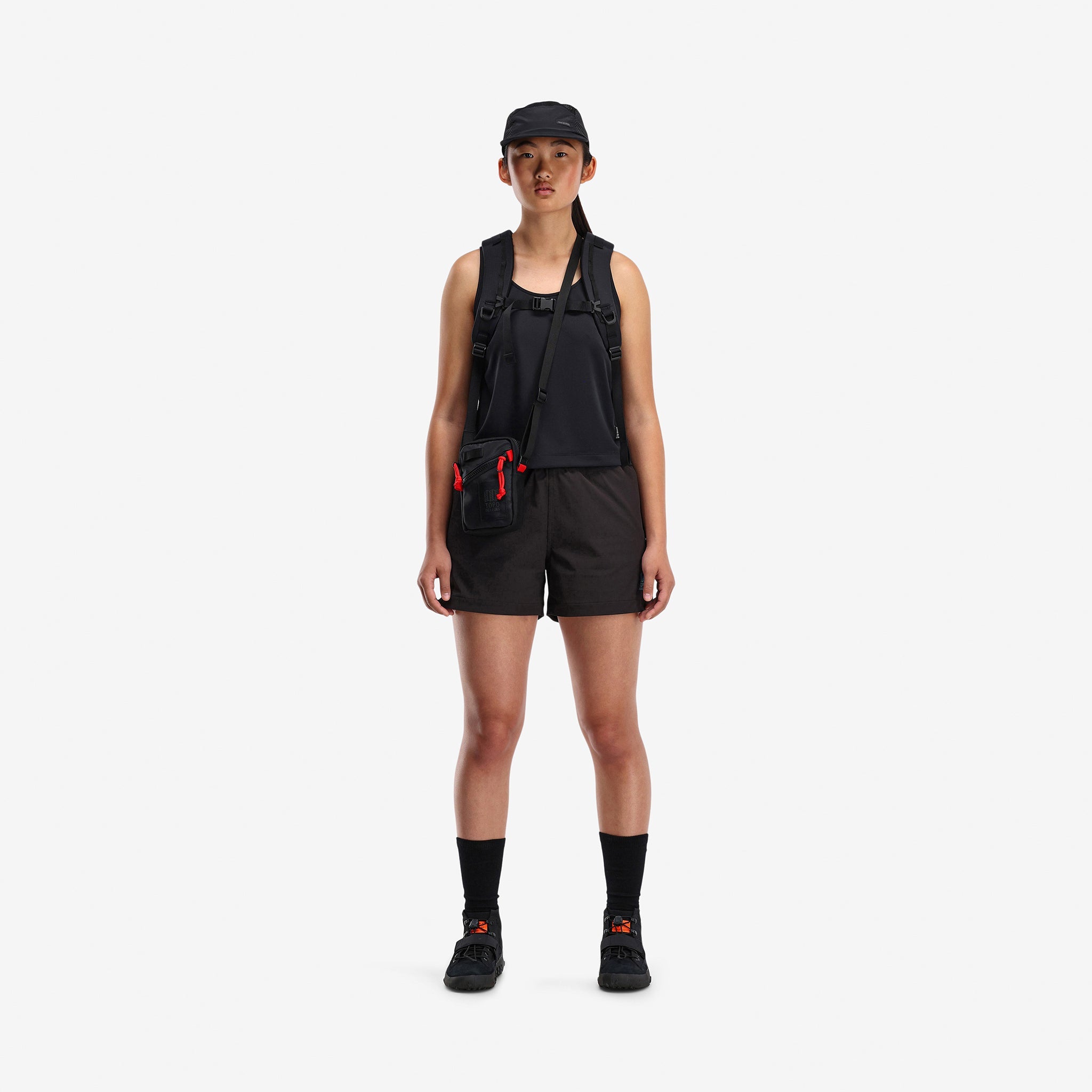 Vordere Modellaufnahme der Topo Designs Damen Global lightweight quick dry travel Shorts in "Black"