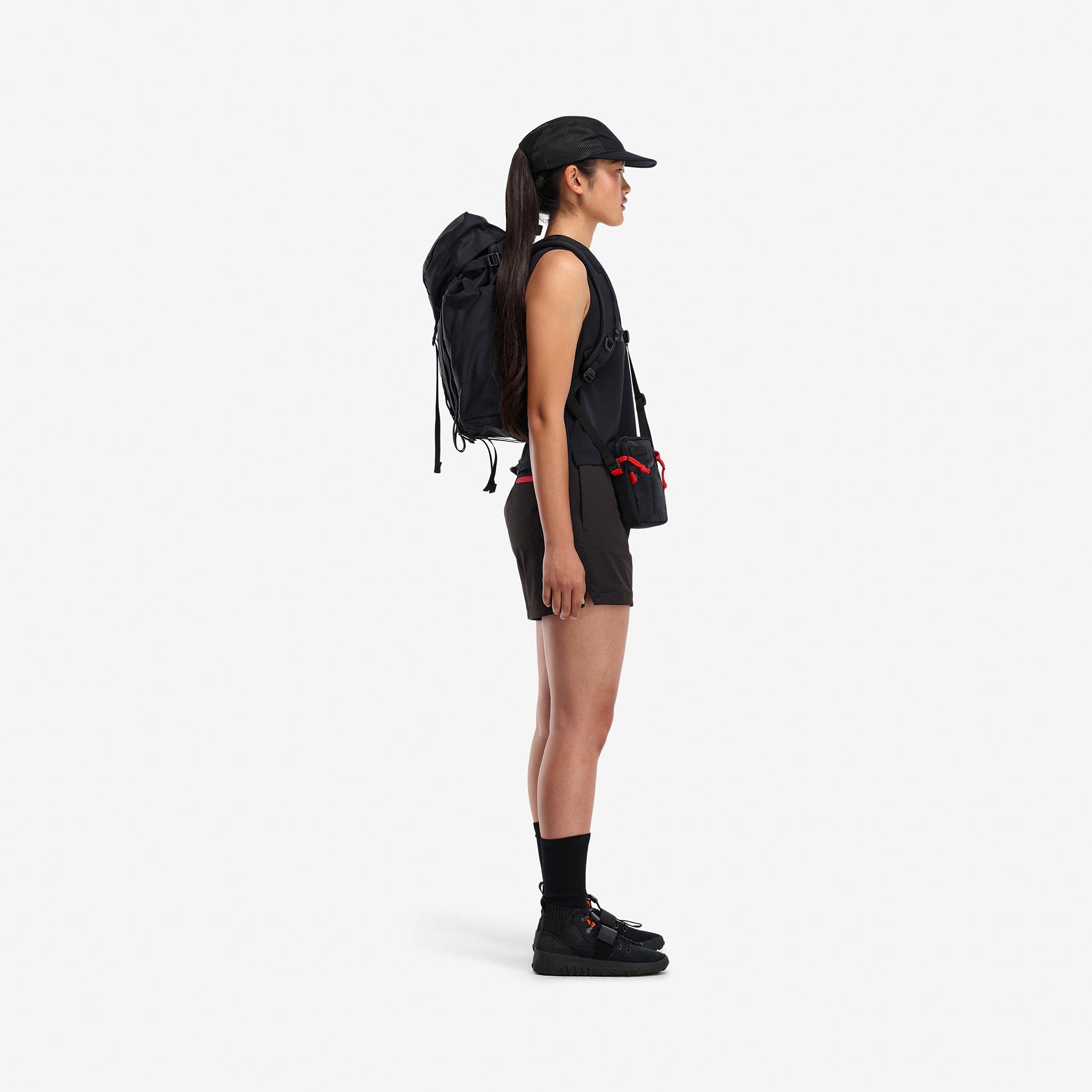 Seitliche Modellaufnahme der Topo Designs Damen Global lightweight quick dry travel Shorts in "Black"