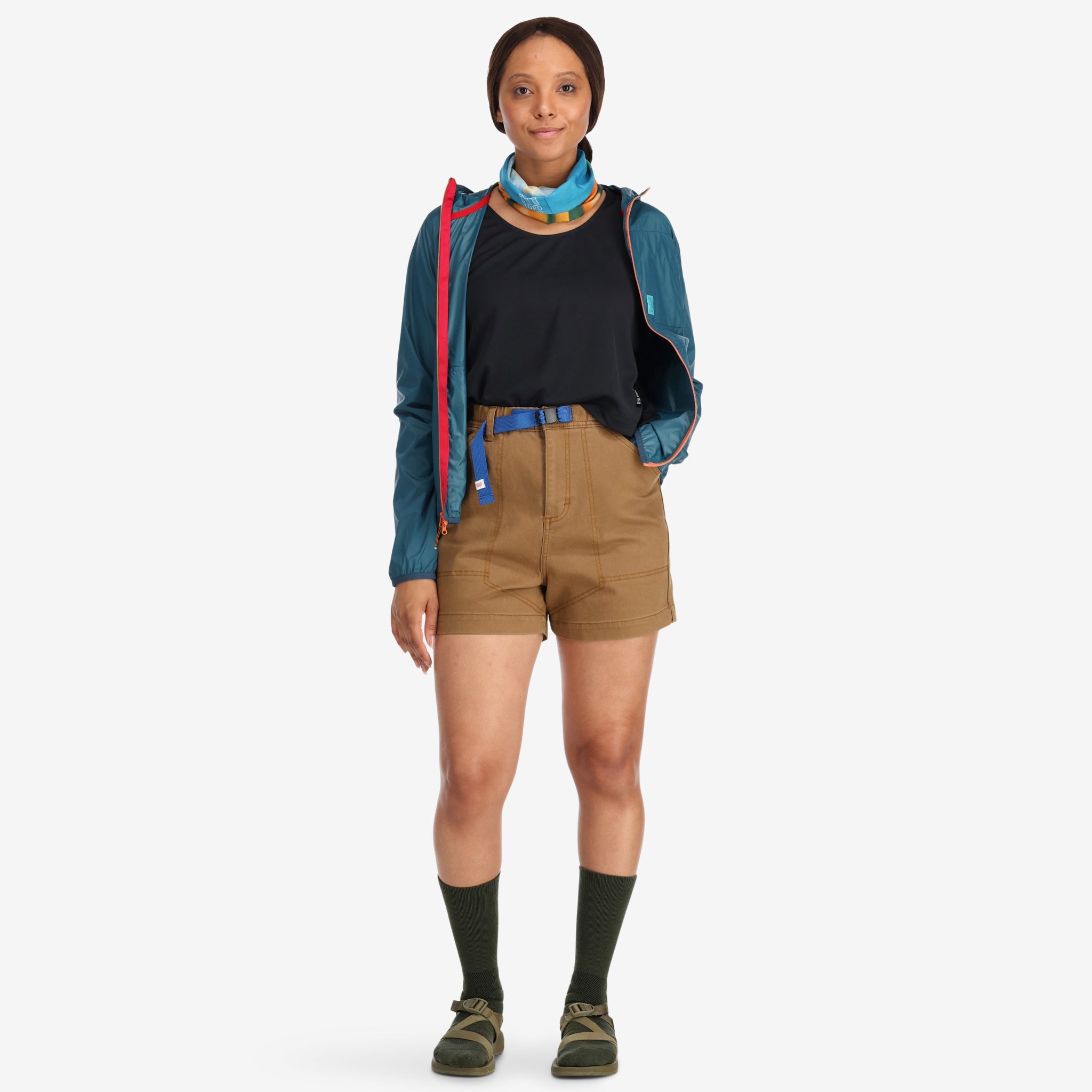 Gesamtaufnahme des Models, das die Topo Designs Damen Mountain Shorts aus Bio-Baumwolle in dunklem Khakibraun trägt.