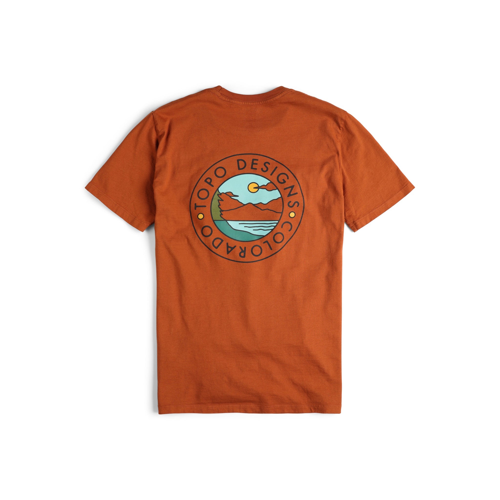 Rückenansicht des Topo Designs Herren Camp Logo Tee 100% Bio-Baumwolle Grafik Kurzarm-T-Shirt in "Lehm" orange.