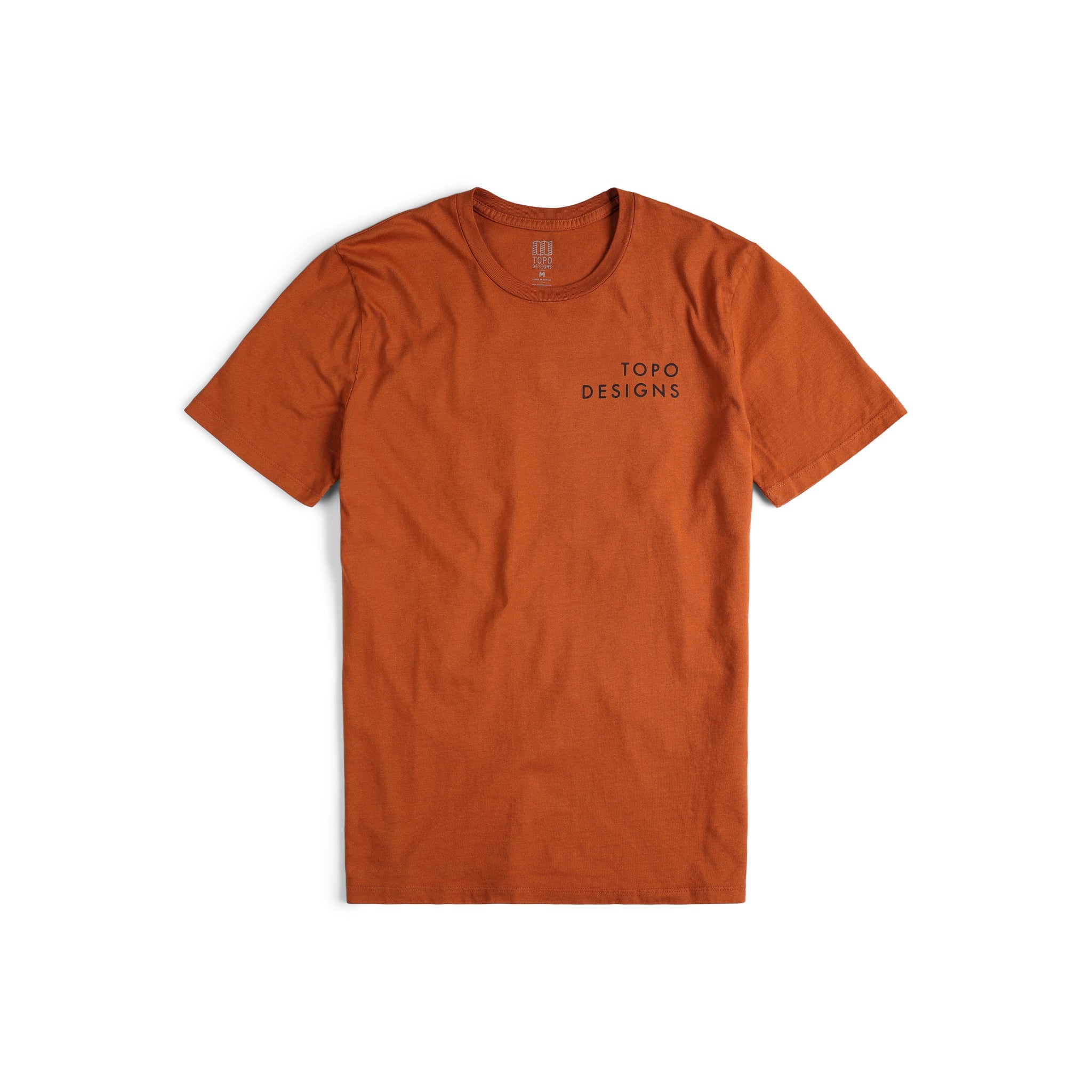 Vorderansicht des Topo Designs Herren Camp Logo Tee 100% Bio-Baumwolle Grafik Kurzarm-T-Shirt in "Ton" Orange.