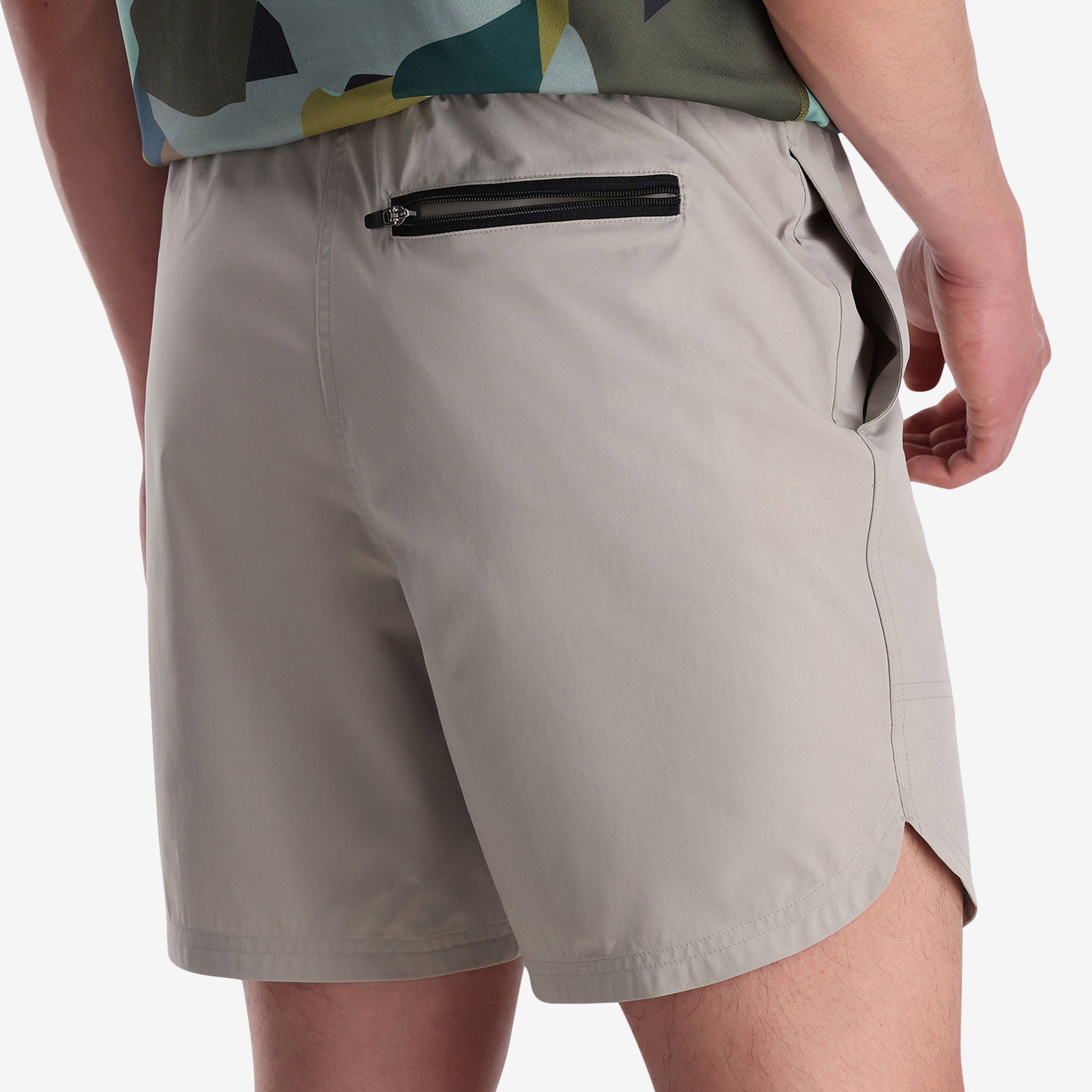 Allgemeine Seitenaufnahme des Modells, die die Reißverschlusstasche auf der Rückseite der Topo Designs Herren River Shorts Lightweight quick dry swim trunks in "Light Gray" grau zeigt.