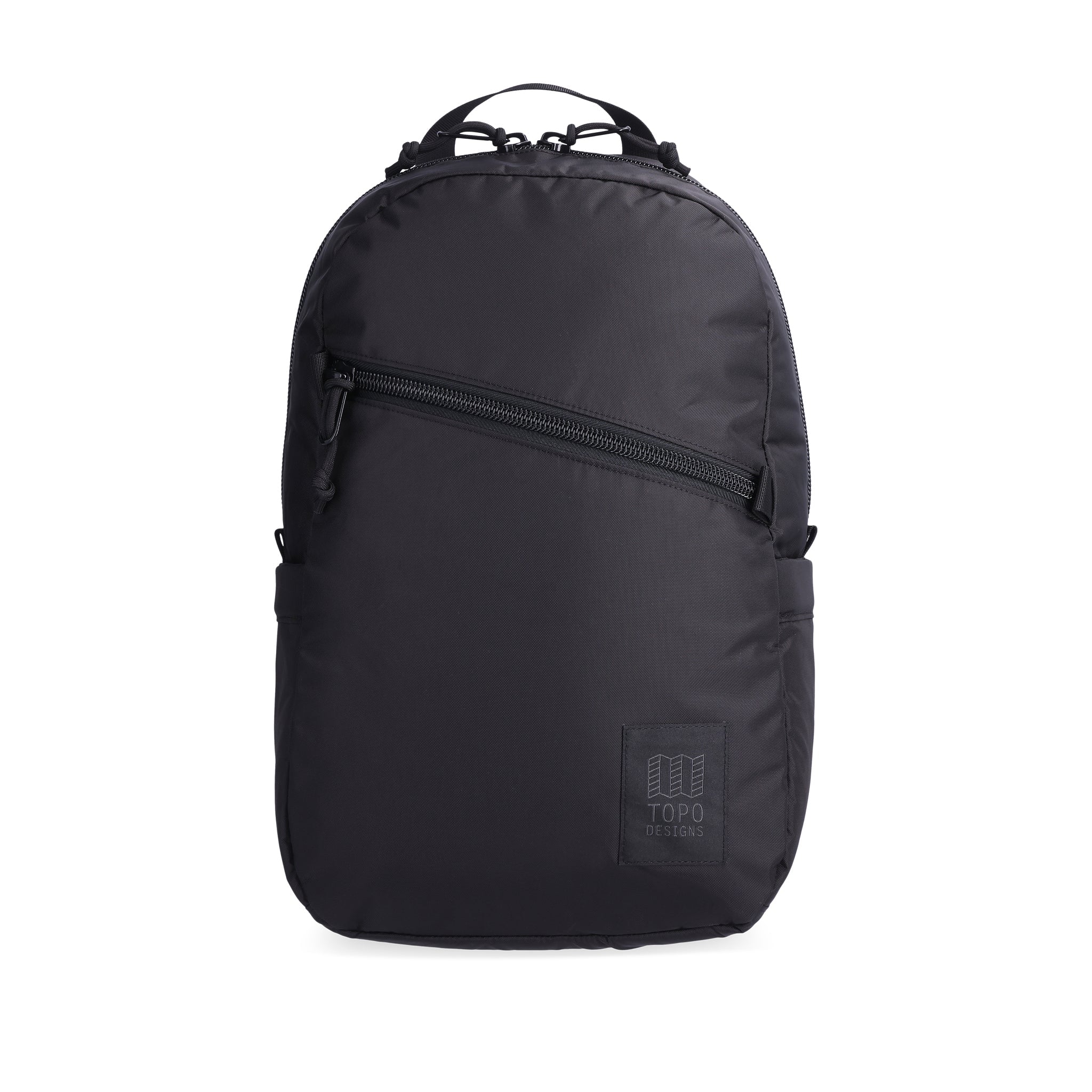 Vorderansicht des Topo Designs Light Pack aus recyceltem "Black"-Nylon.