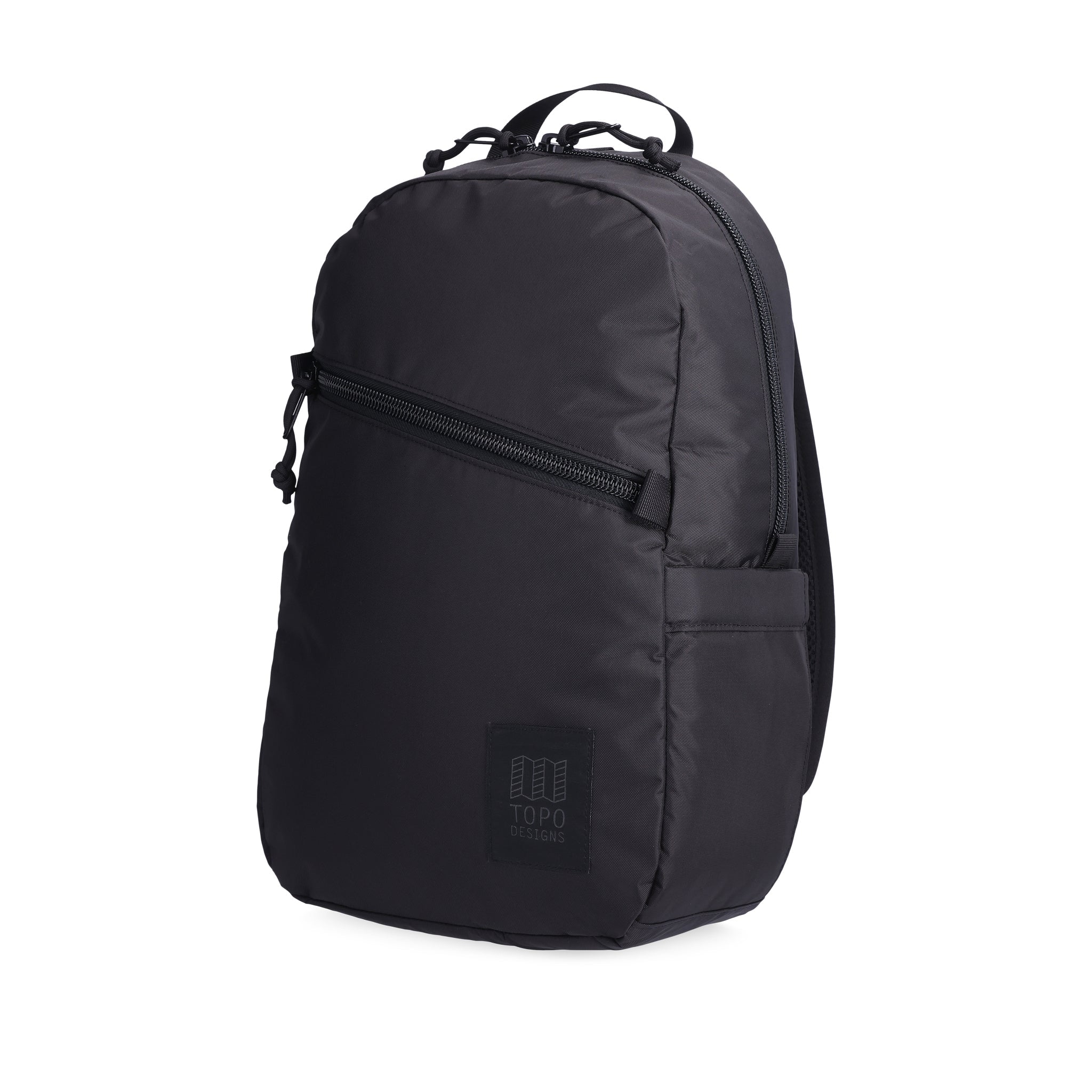 Seitenansicht des Topo Designs Light Pack aus recyceltem "Black"-Nylon.