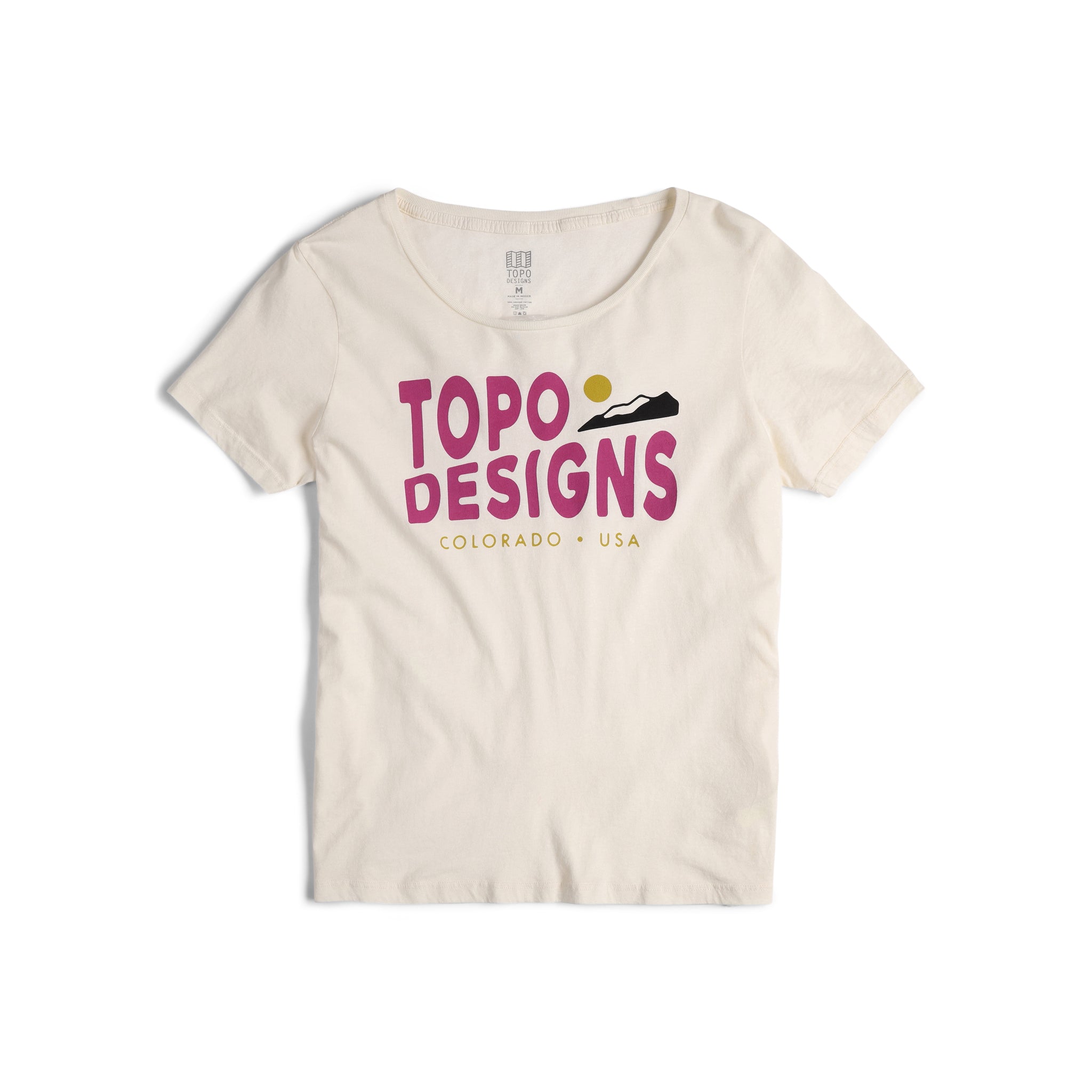 Vorderansicht des Topo Designs Damen Sunrise Tee 100% Bio-Baumwolle Kurzarm-Logo-T-Shirt in "natürlichem" Weiß.