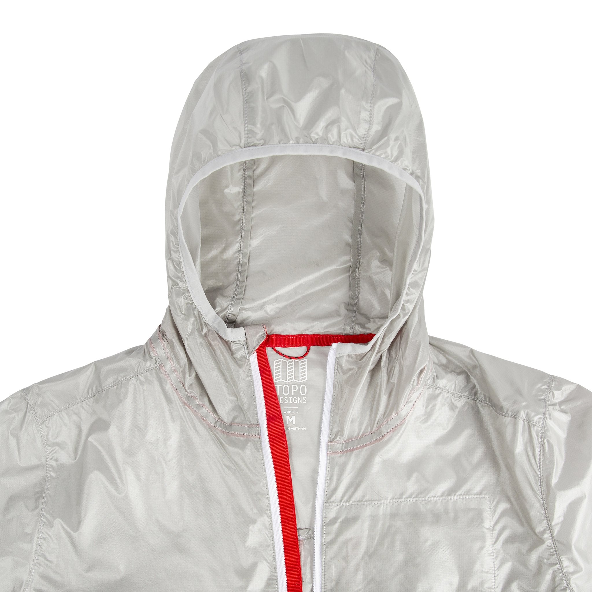 Detailaufnahme der Kapuze und des Reißverschlusses der Topo Designs Ultralight Jacket - Leichte, verpackbare Reisejacke für Frauen in Silber