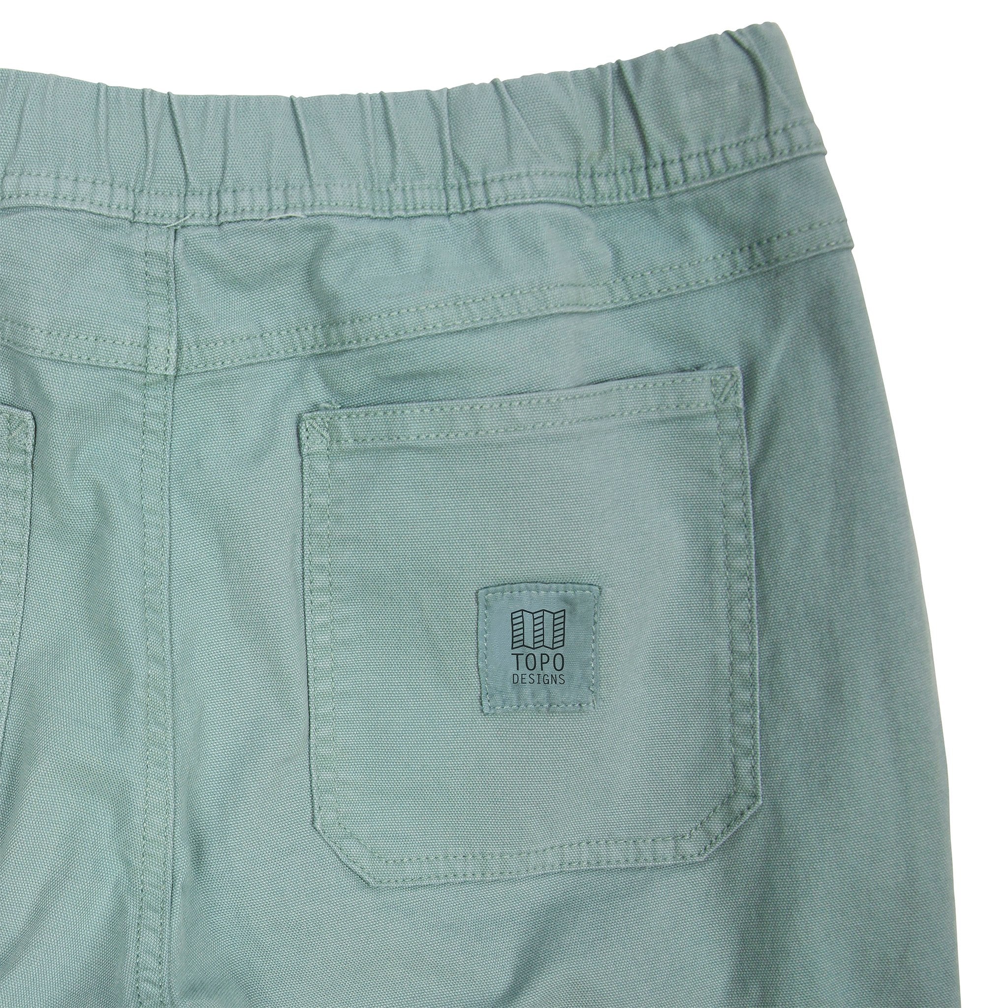 Vue générale de l'arrière duPantalon Topo Designs Femmes Dirt  en vert sauge, montrant la poche arrière et le logo.