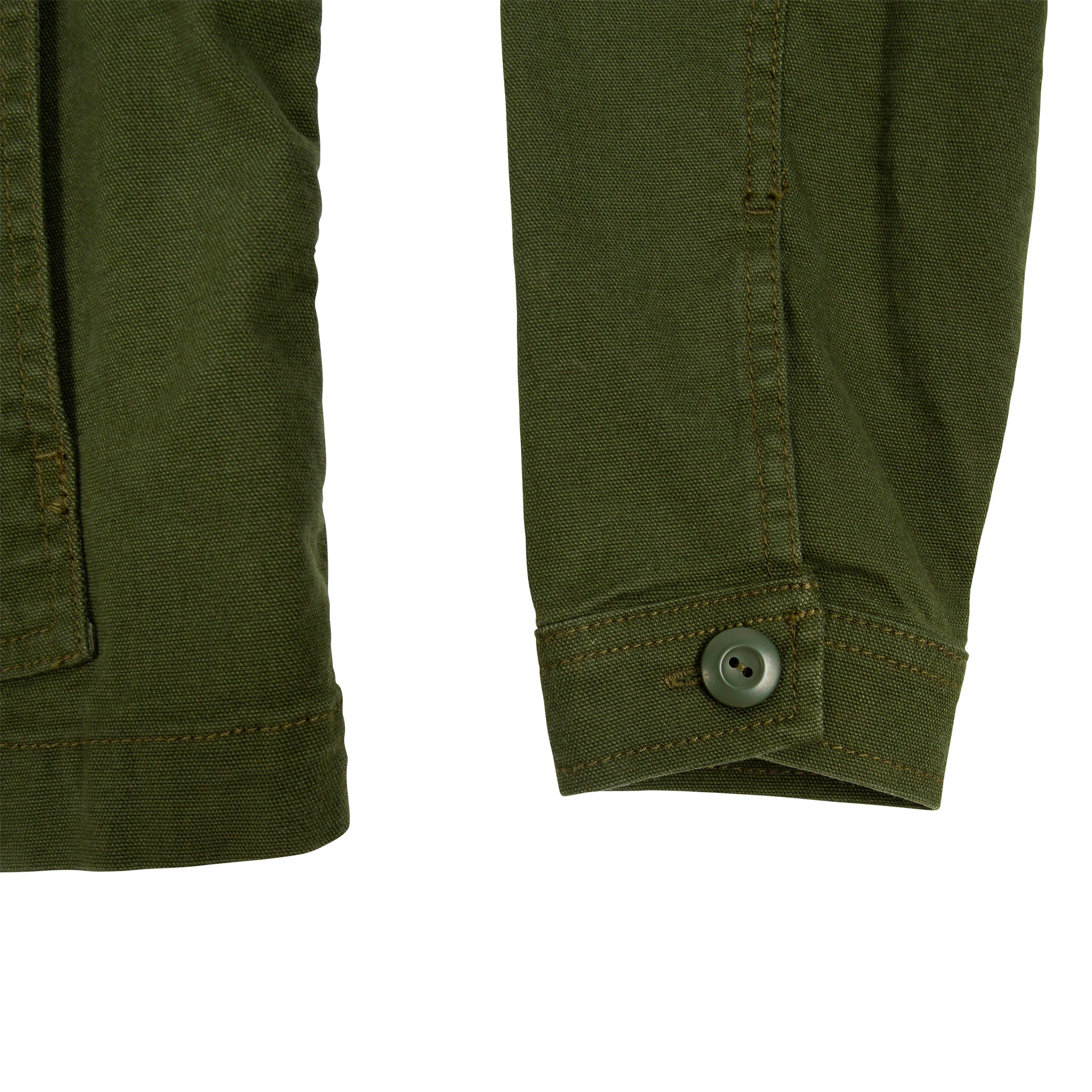 Détail général de laVeste Topo Designs Femmes Dirt  en vert olive montrant le bouton sur le bord de la manche.