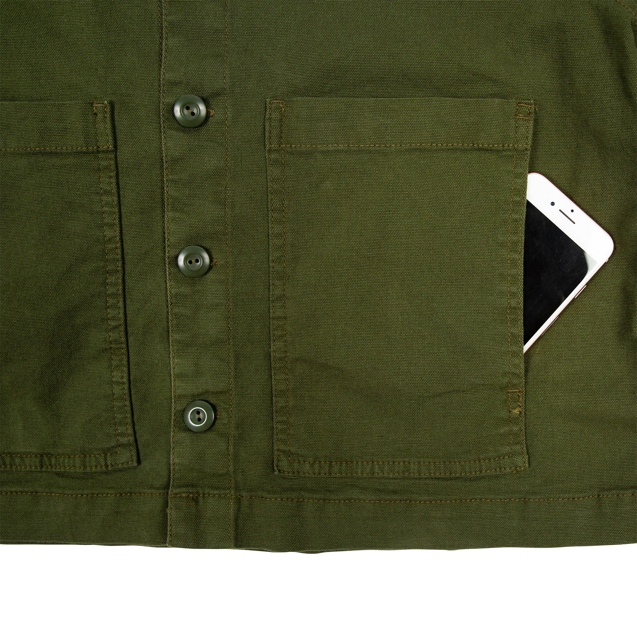 Détail général de laVeste Topo Designs Femmes Dirt Veste en vert olive montrant l'iPhone dans la poche avant.