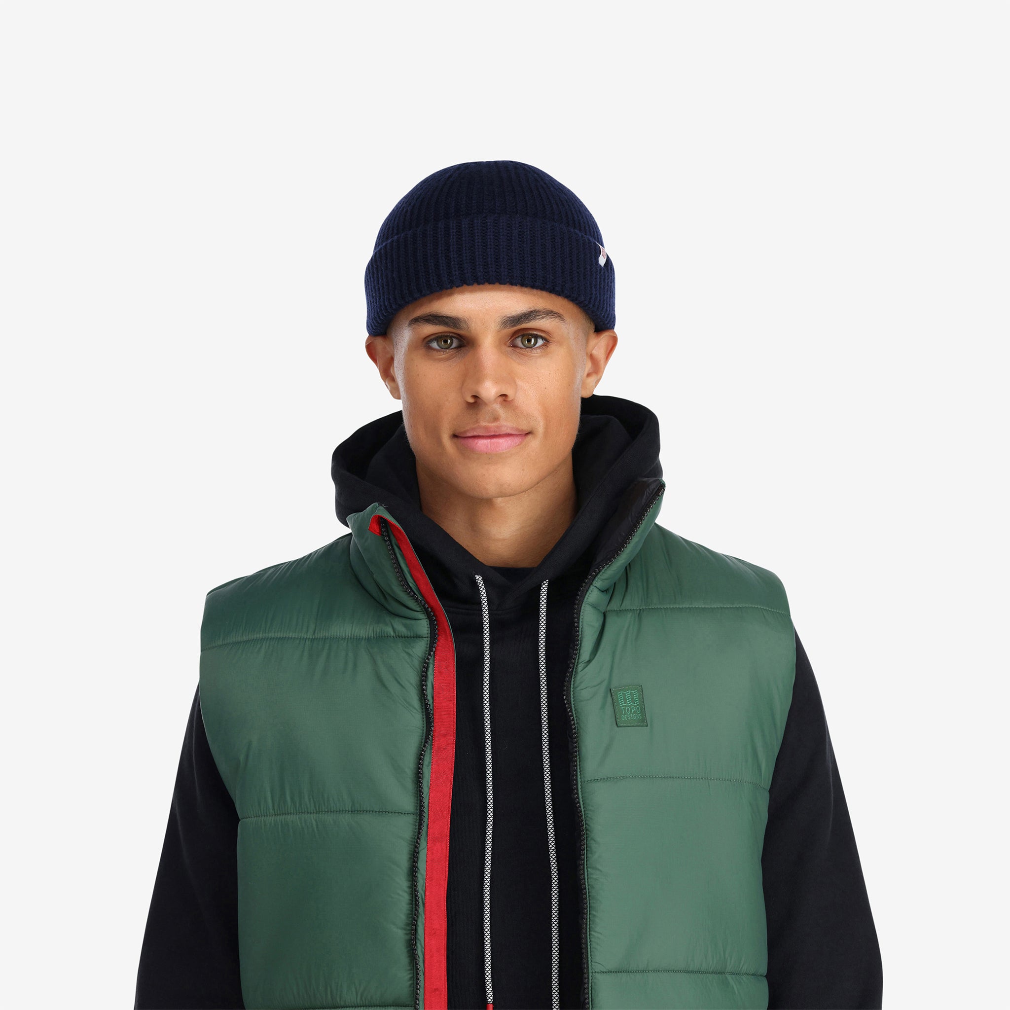 Vue de face du modèle de Topo Designs Hommes Mountain Puffer recycled insulated Vest en vert "Forest".