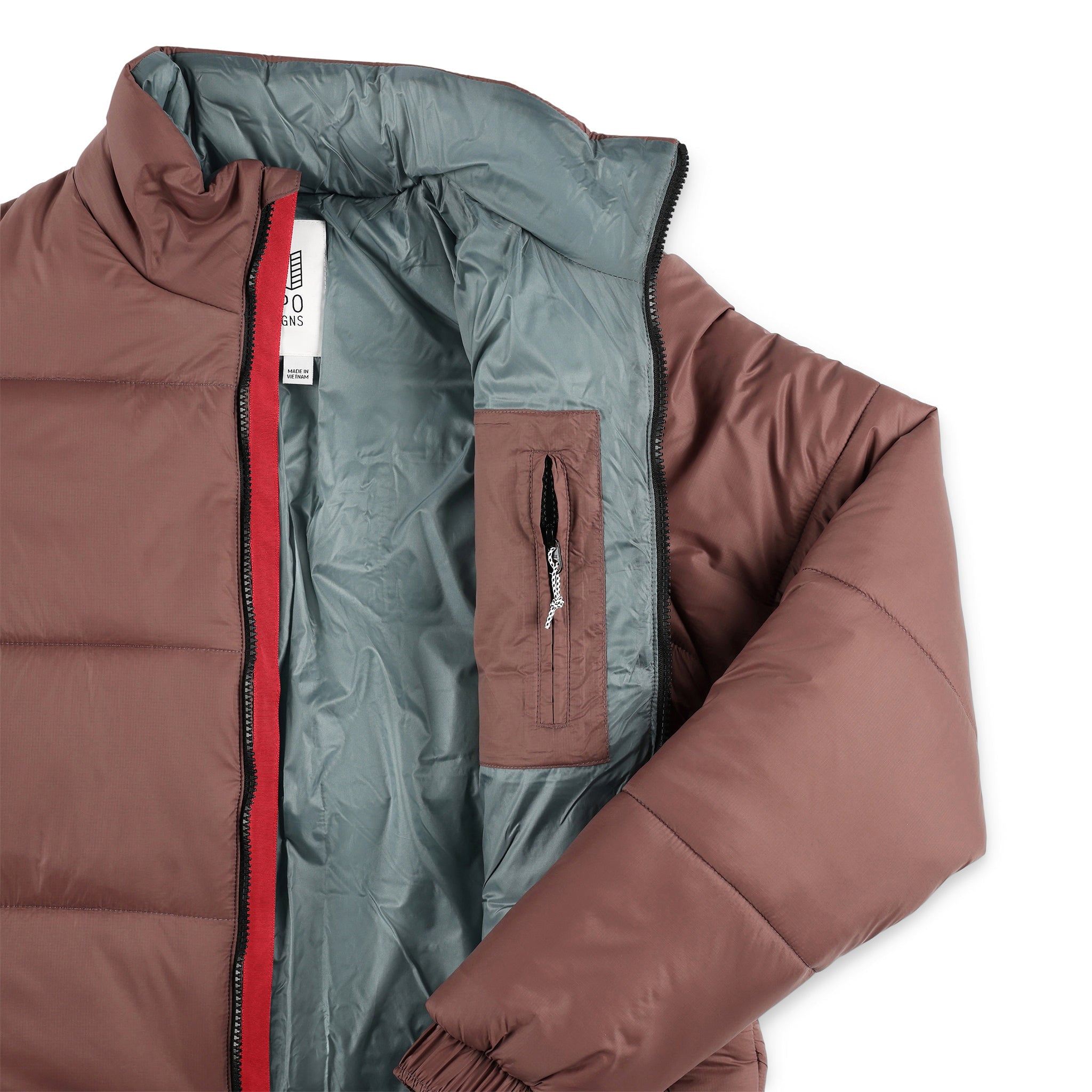 Détail général de la poche intérieure zippée sur la poitrine de la Veste isolée Topo Designs Femmes Puffer recycled en brun violet "Peppercorn".