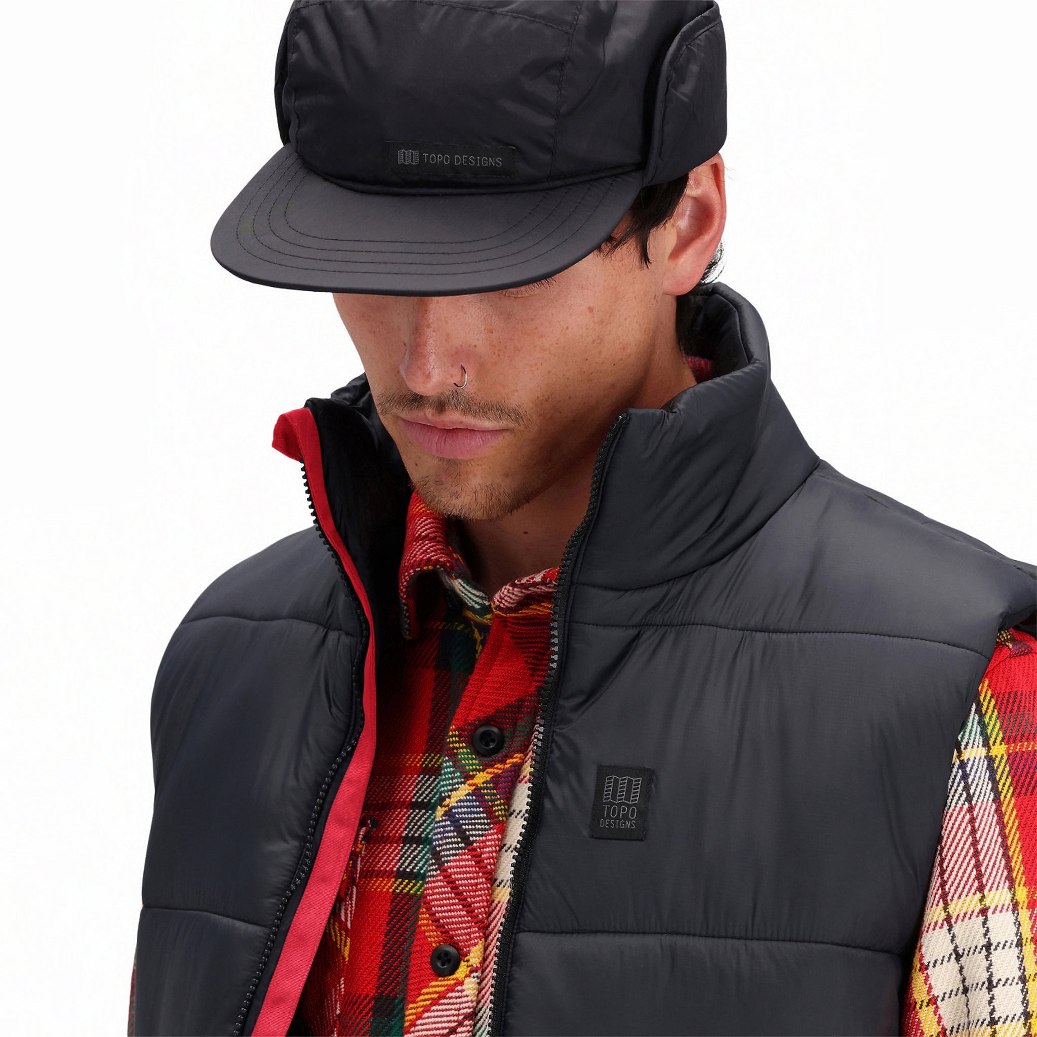 Vue générale du modèle de Topo Designs Hommes Mountain Puffer recycled insulated Vest en "Black".