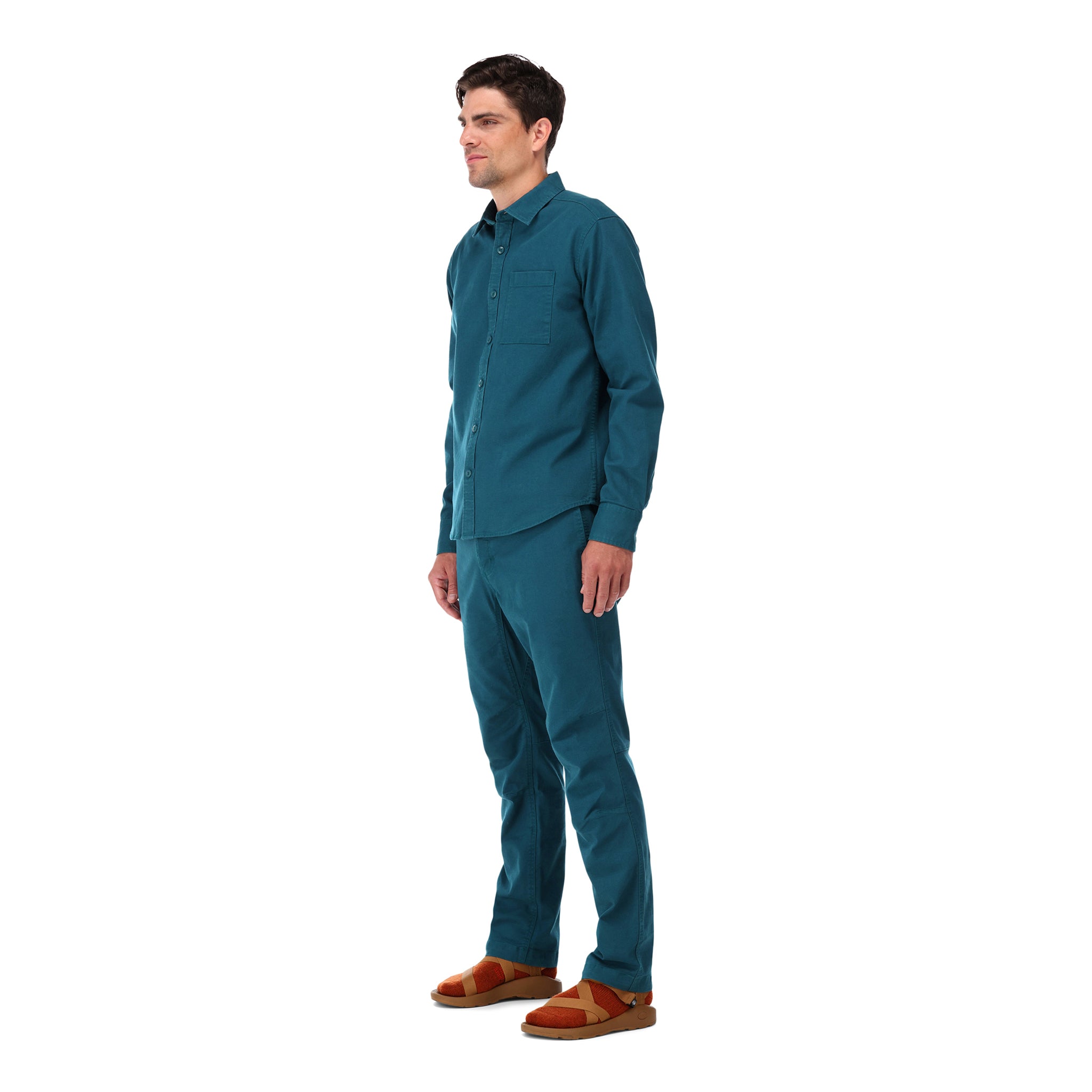 Topo Designs Hommes Dirt Chemise Manches Longues boutonnée en coton biologique en "pond blue" du côté du modèle, voir en "dark khaki", "charcoal", et "brick".