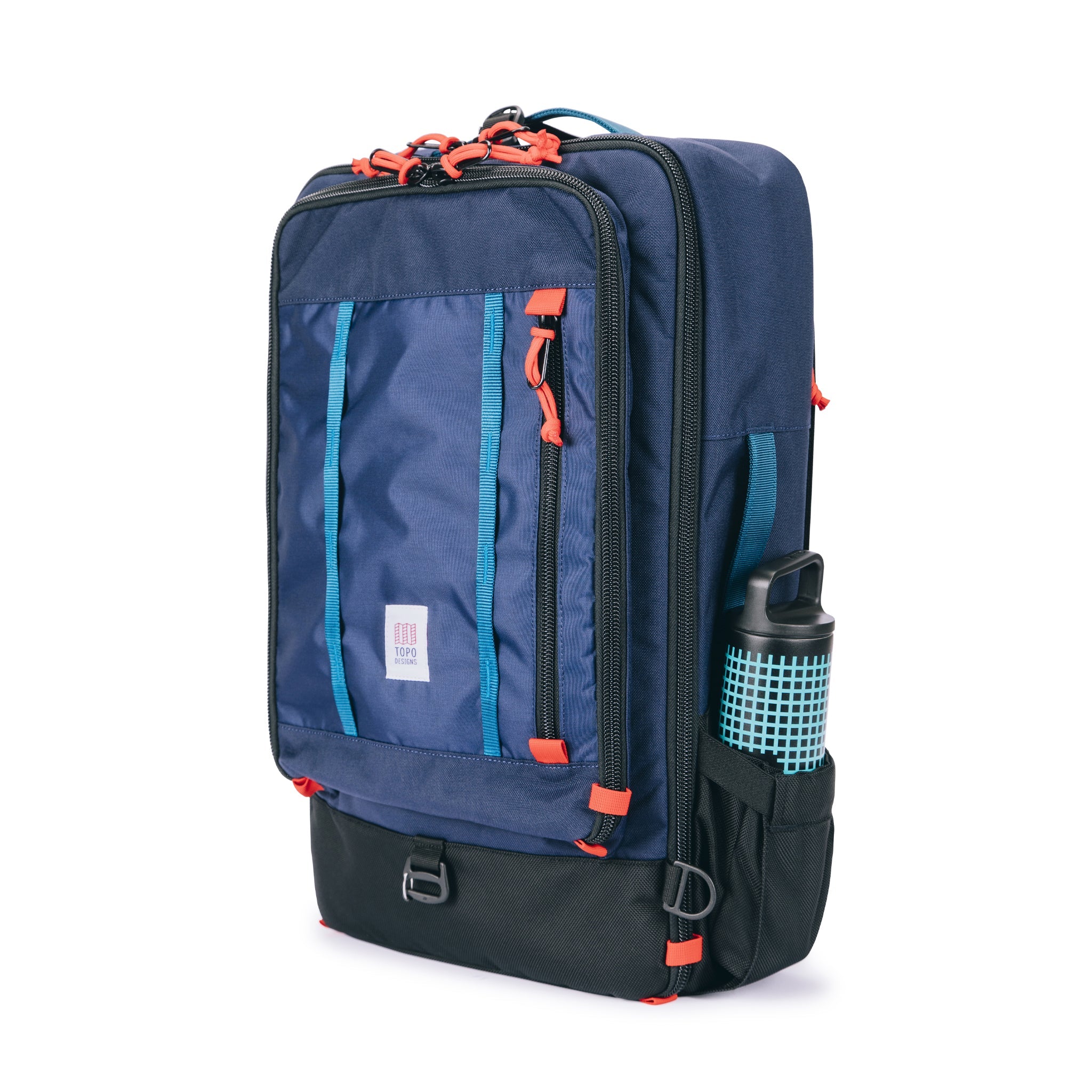 Vue générale du Topo Designs Global Travel Bag 40L Durable Carry On Convertible Laptop Travel Backpack en bleu marine avec une bouteille d'eau dans une poche latérale extensible.