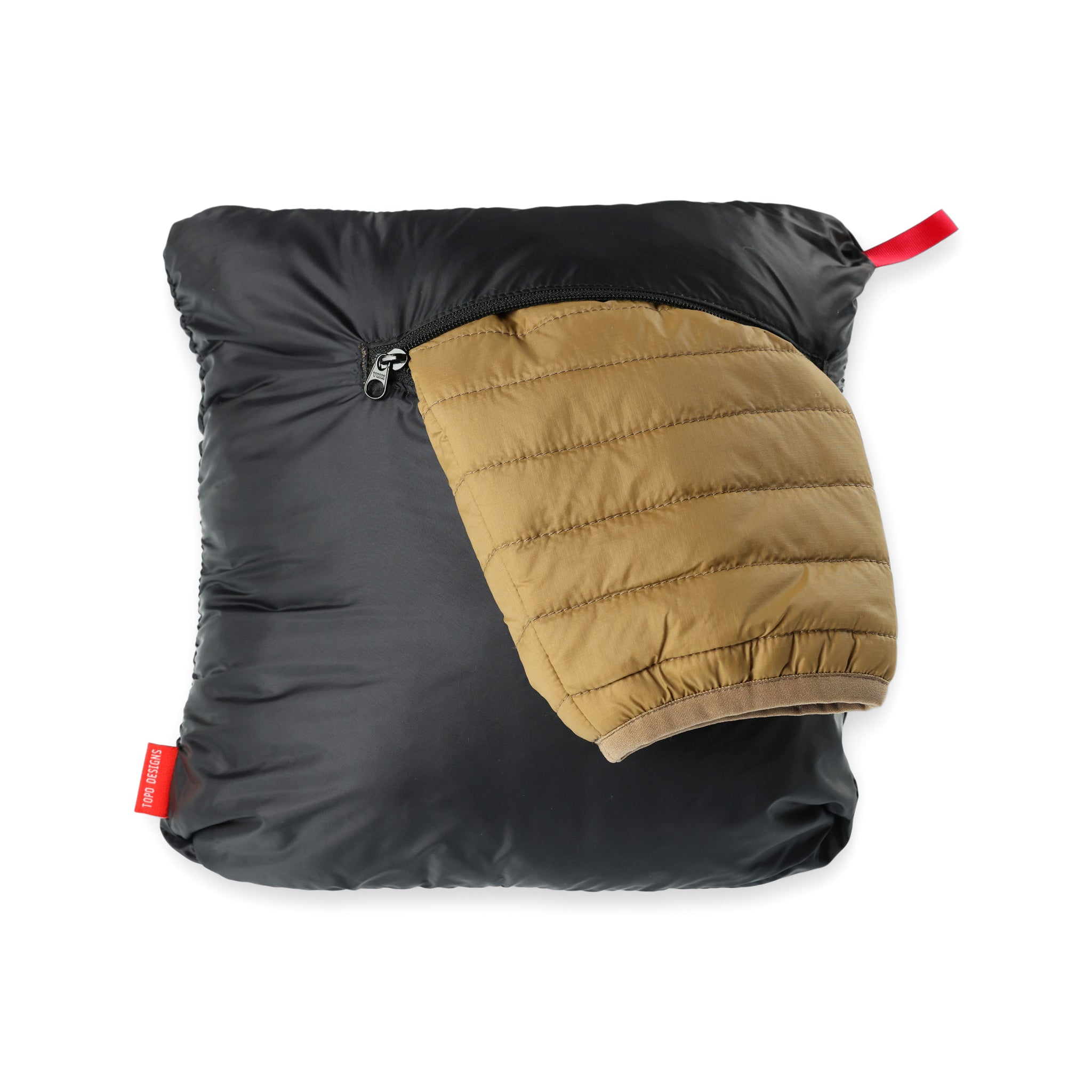 Détail du Topo Designs Hommes Global Puffer packable recycled insulated Hoodie Veste en brun "dark khaki" en train d'être rangé dans sa propre poche.