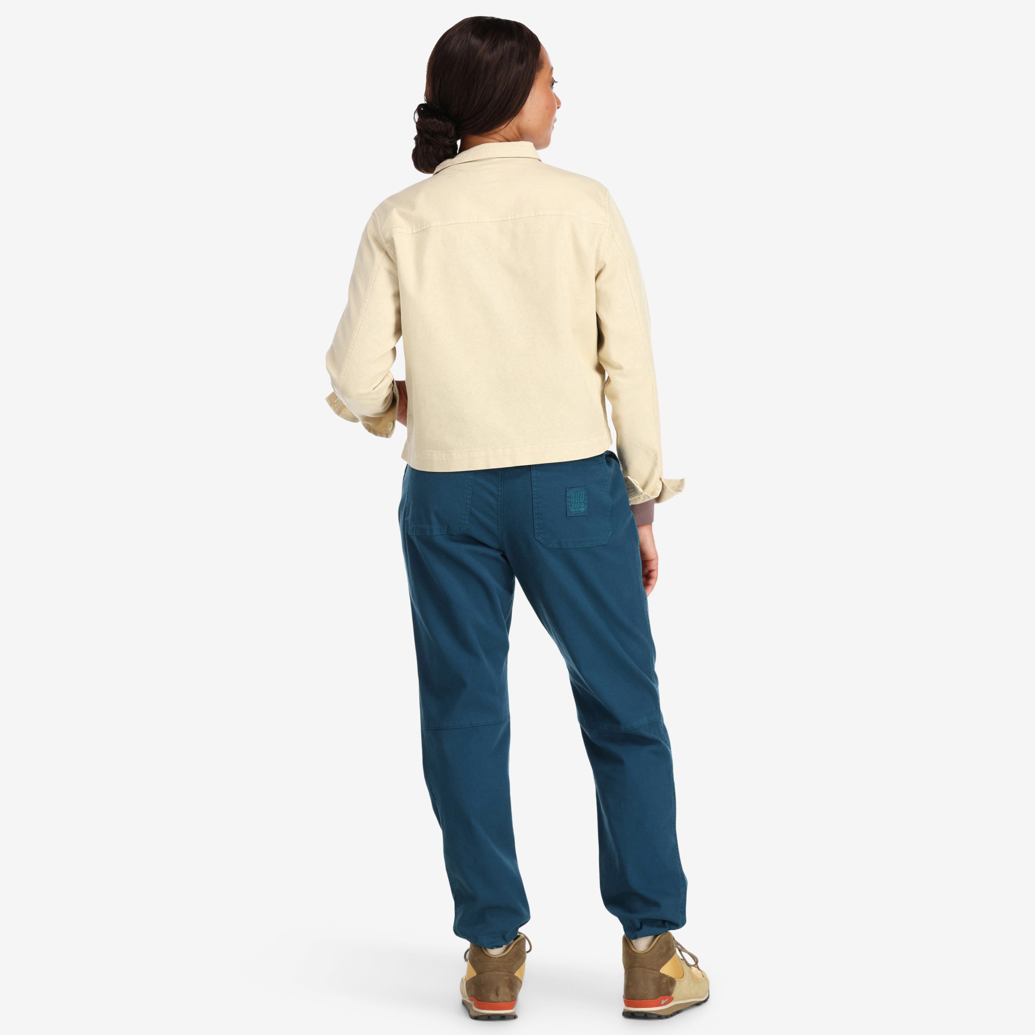 Modèle de dos du Topo Designs Femmes Dirt Pantalon en 100% coton biologique avec cordon de serrage à la taille en "pond blue". Afficher sur "Olive"