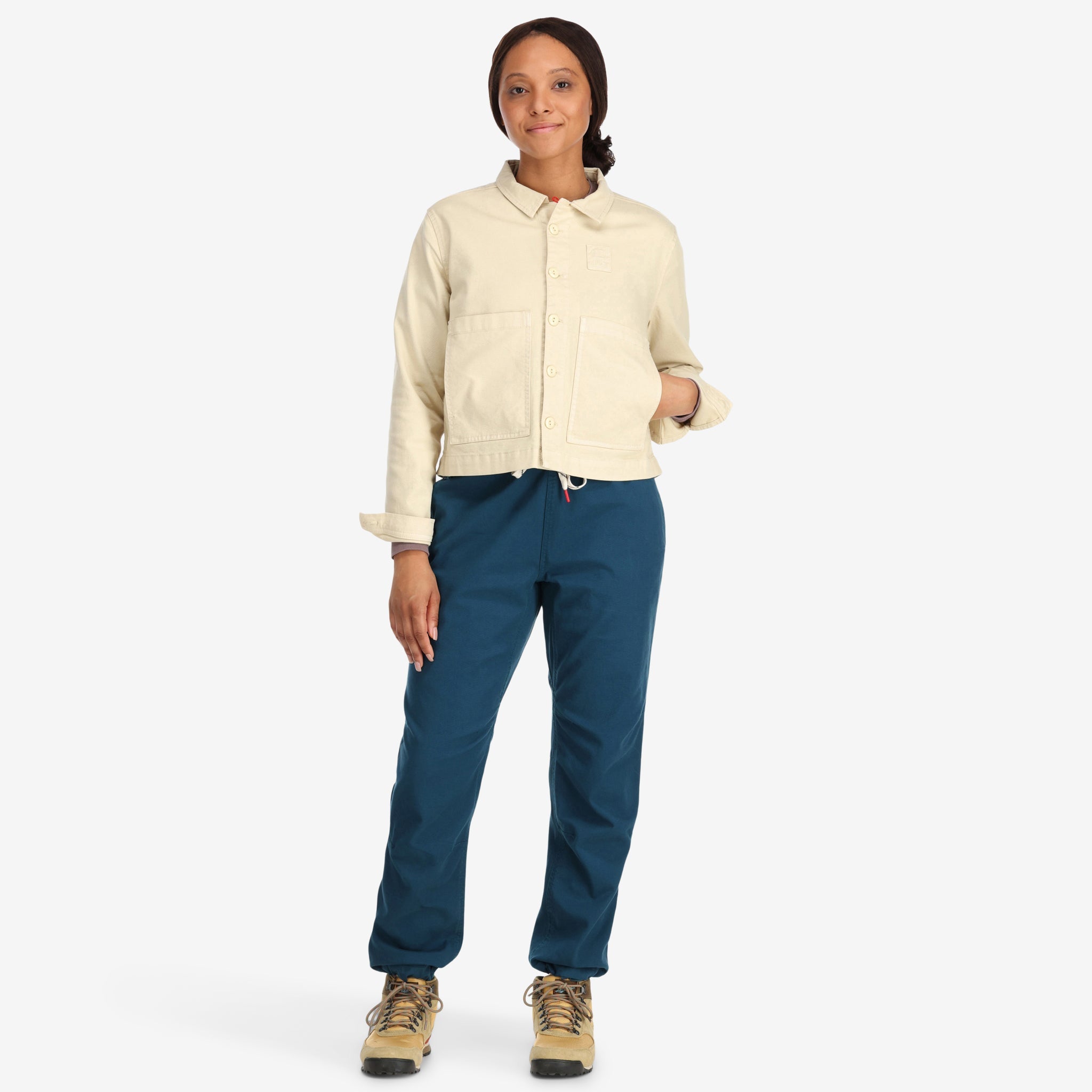 Modèle de face du Topo Designs Femmes Dirt Pantalon en 100% coton biologique avec cordon de serrage à la taille en "pond blue". Voir sur "Olive"