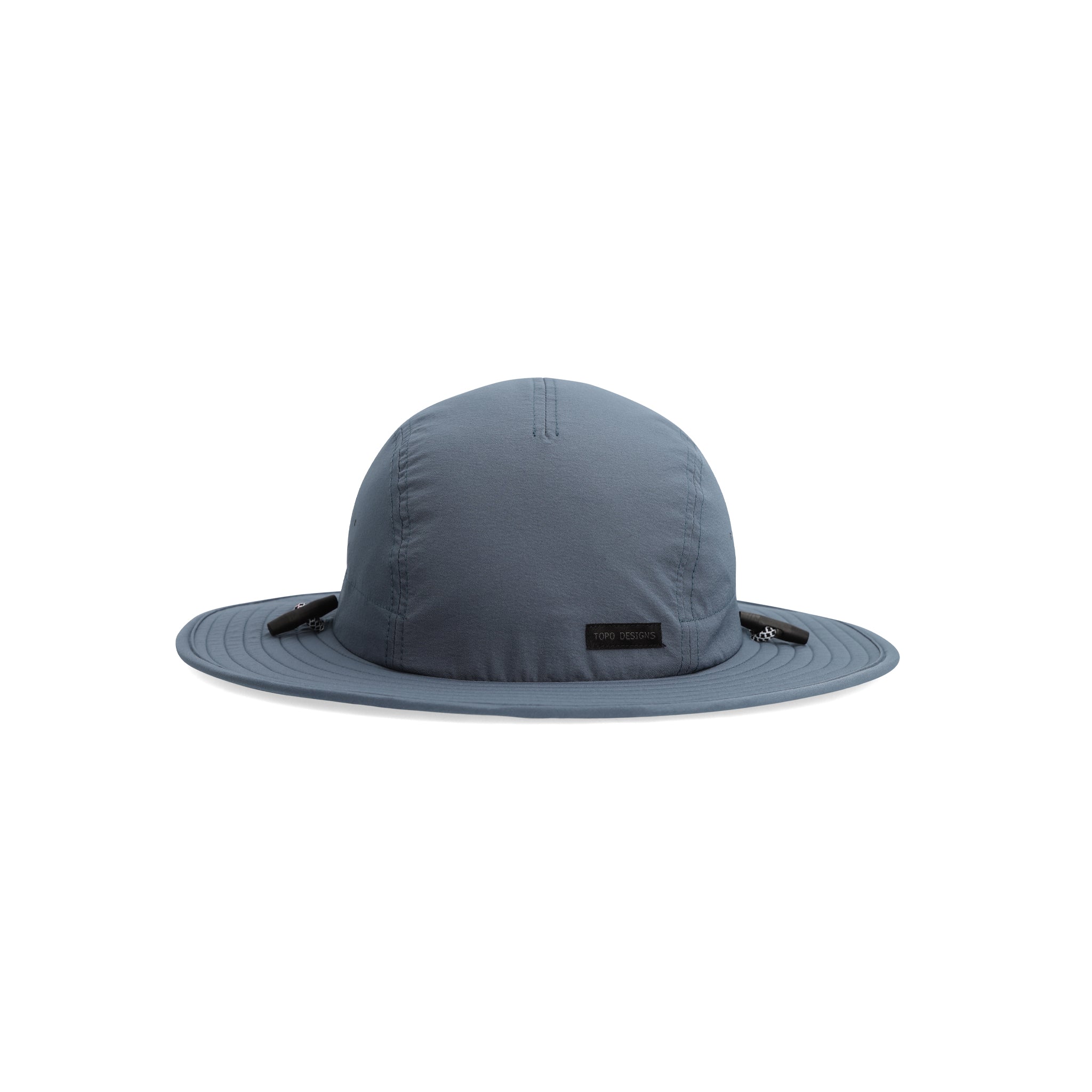 Vue de face de la casquette Topo Designs avec le logo original en "Stone Blue".