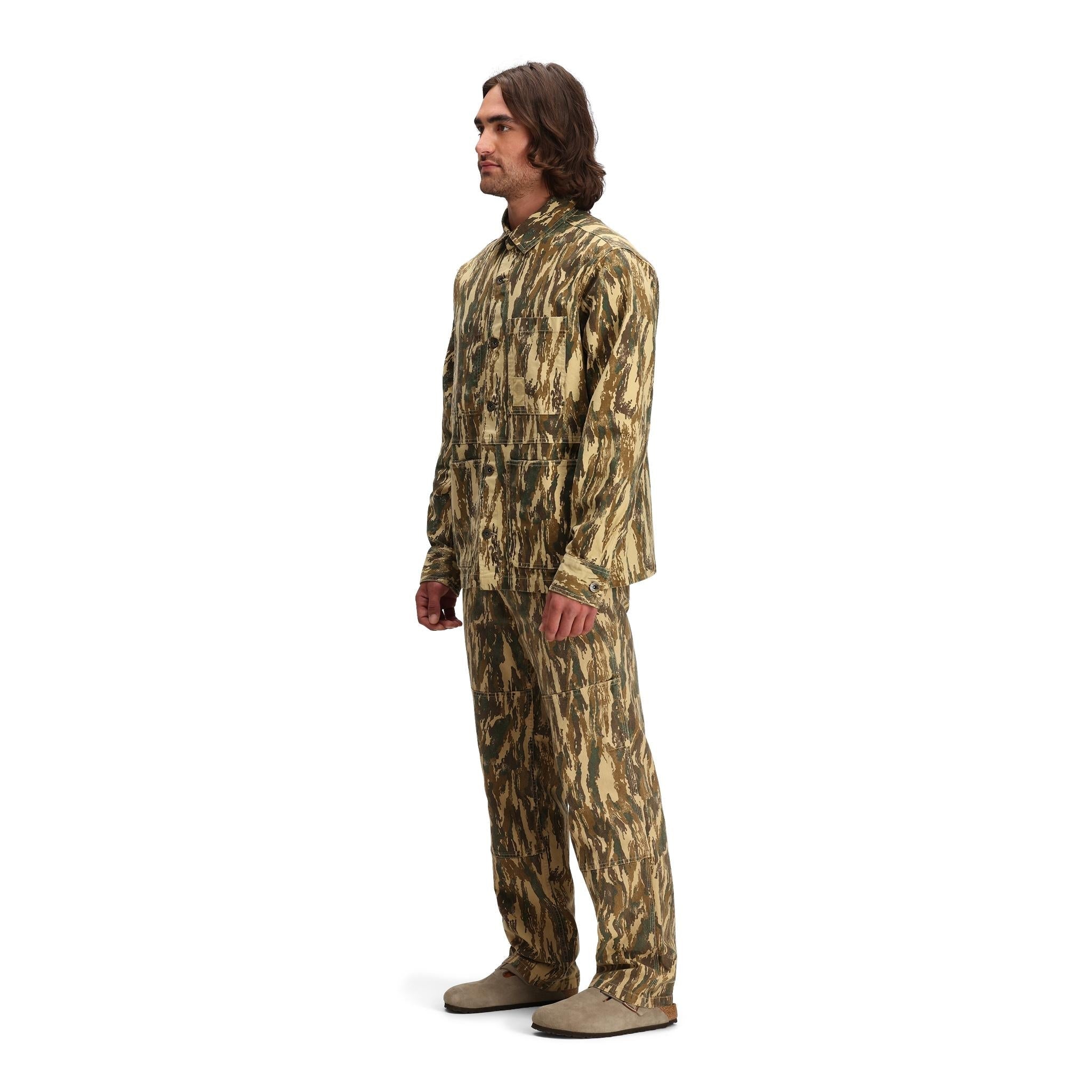 Vue latérale générale du modèle Topo Designs Dirt Utility Veste - Hommes  enDirt Camo Print".