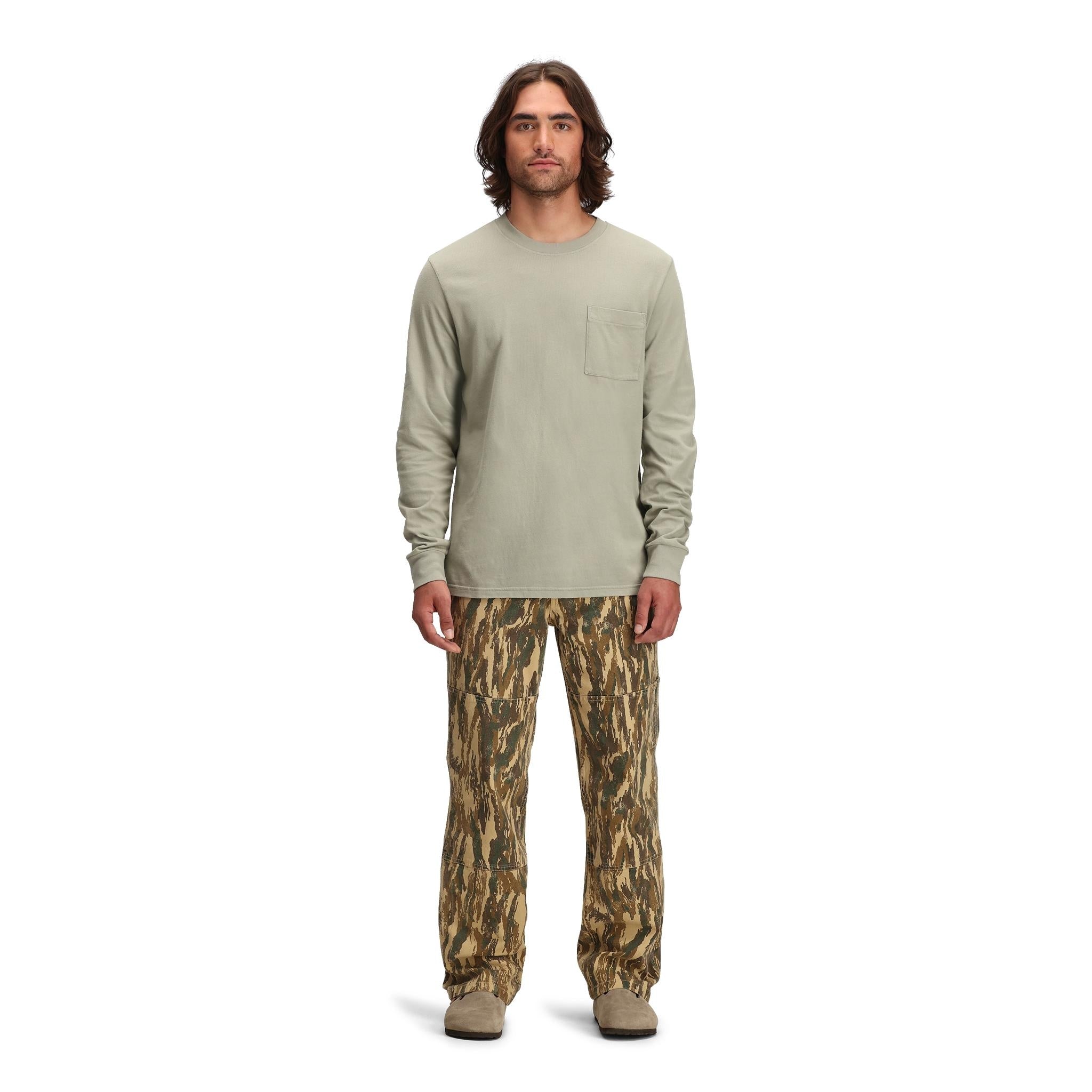 Vue générale de l'avant du modèle Topo Designs Dirt Utility Pantalon - Hommes  enDirt Camo Print".