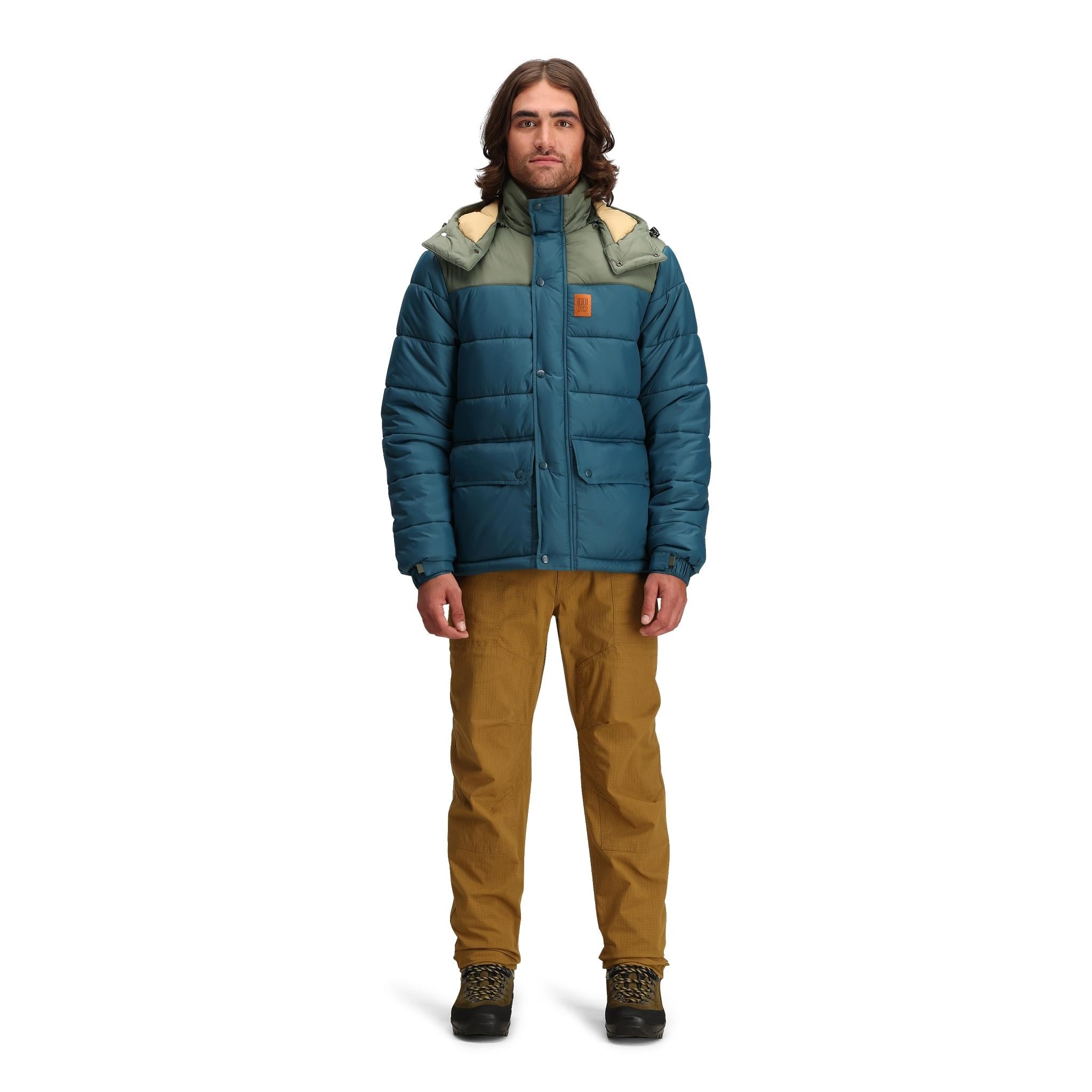 Vue générale de l'avant du modèle Topo Designs Retro Ridge Puffer Veste - Hommes  en "Pond Blue / Beetle"