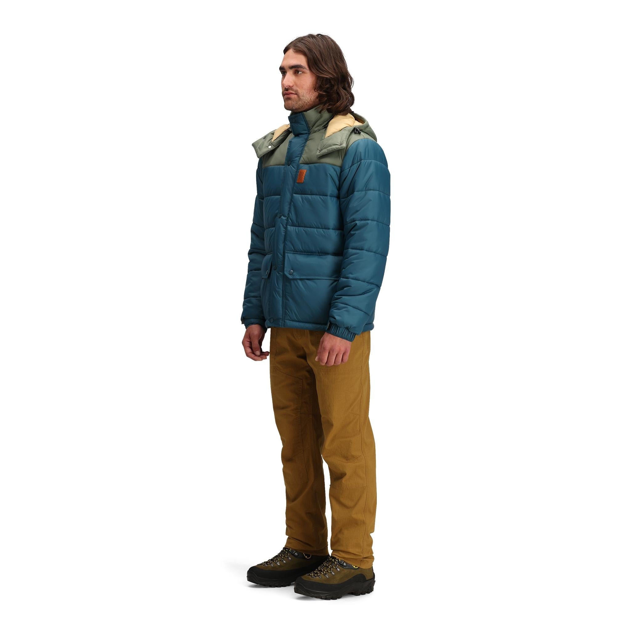 Vue générale du modèle de Topo Designs Retro Ridge Puffer Veste - Hommes  en "Pond Blue / Beetle"