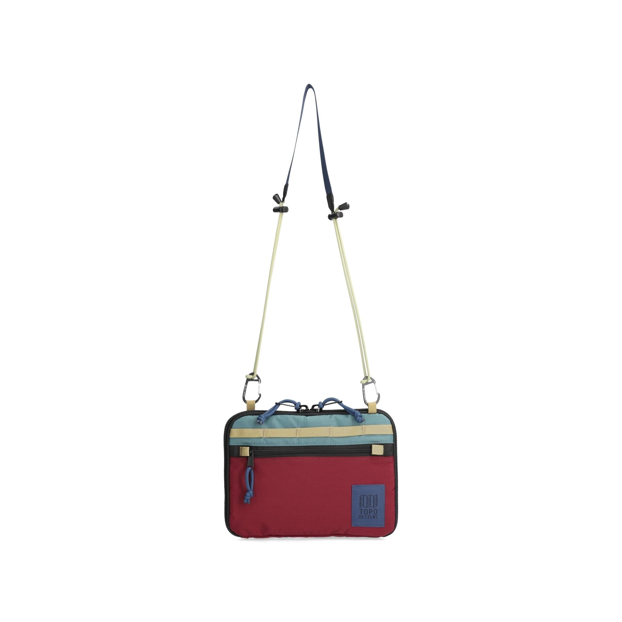 Vue de face du sac d'accessoires Topo Designs All Adventure en "Burgundy".