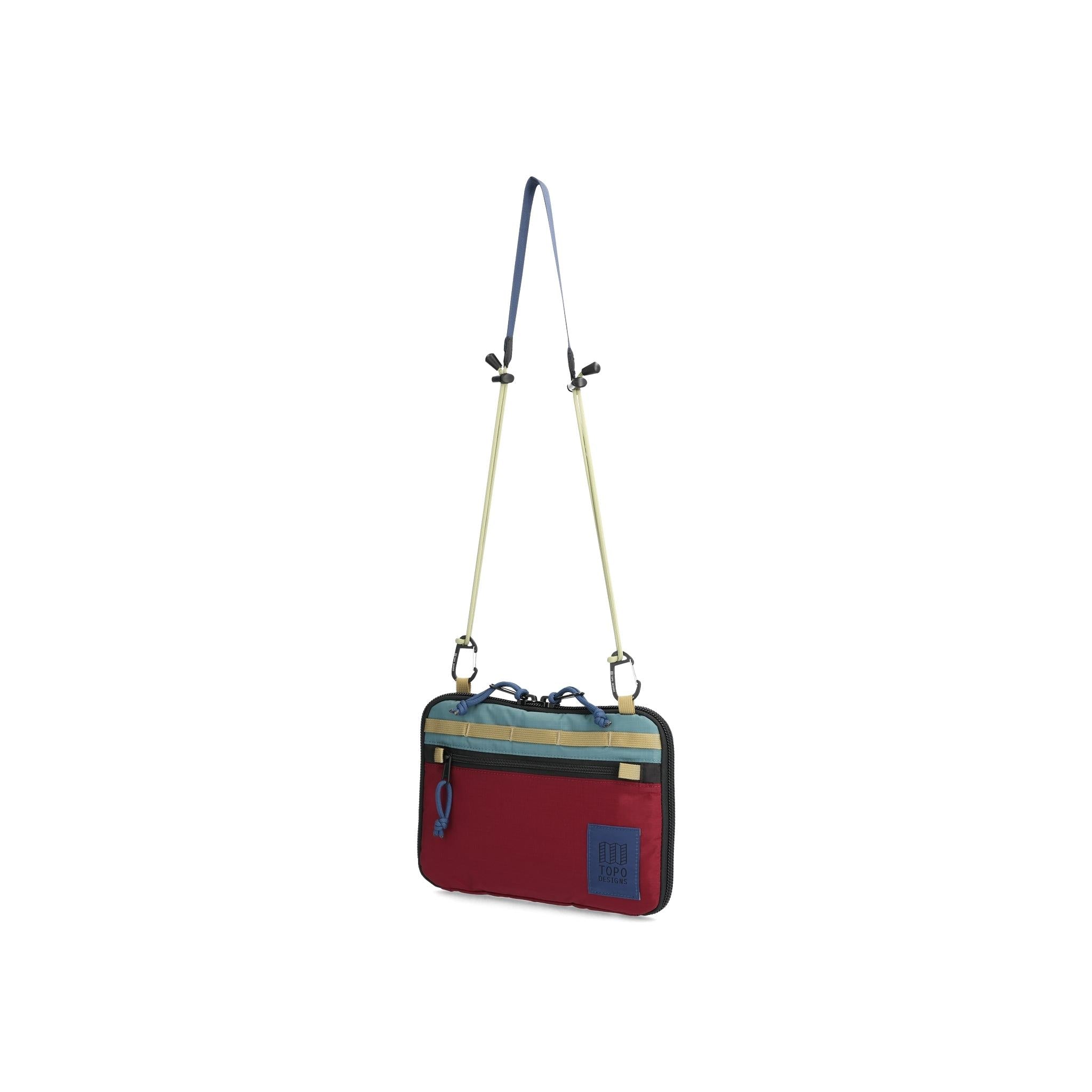 Vue de face du sac d'accessoires Topo Designs All Adventure en "Burgundy".