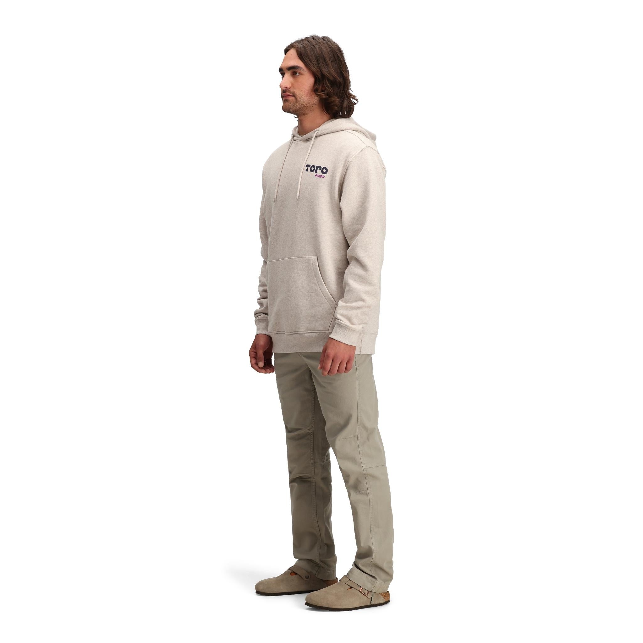 Vue générale du modèle Topo Designs Alpine High Hoodie - Heat Waves en "Oatmeal Heather".