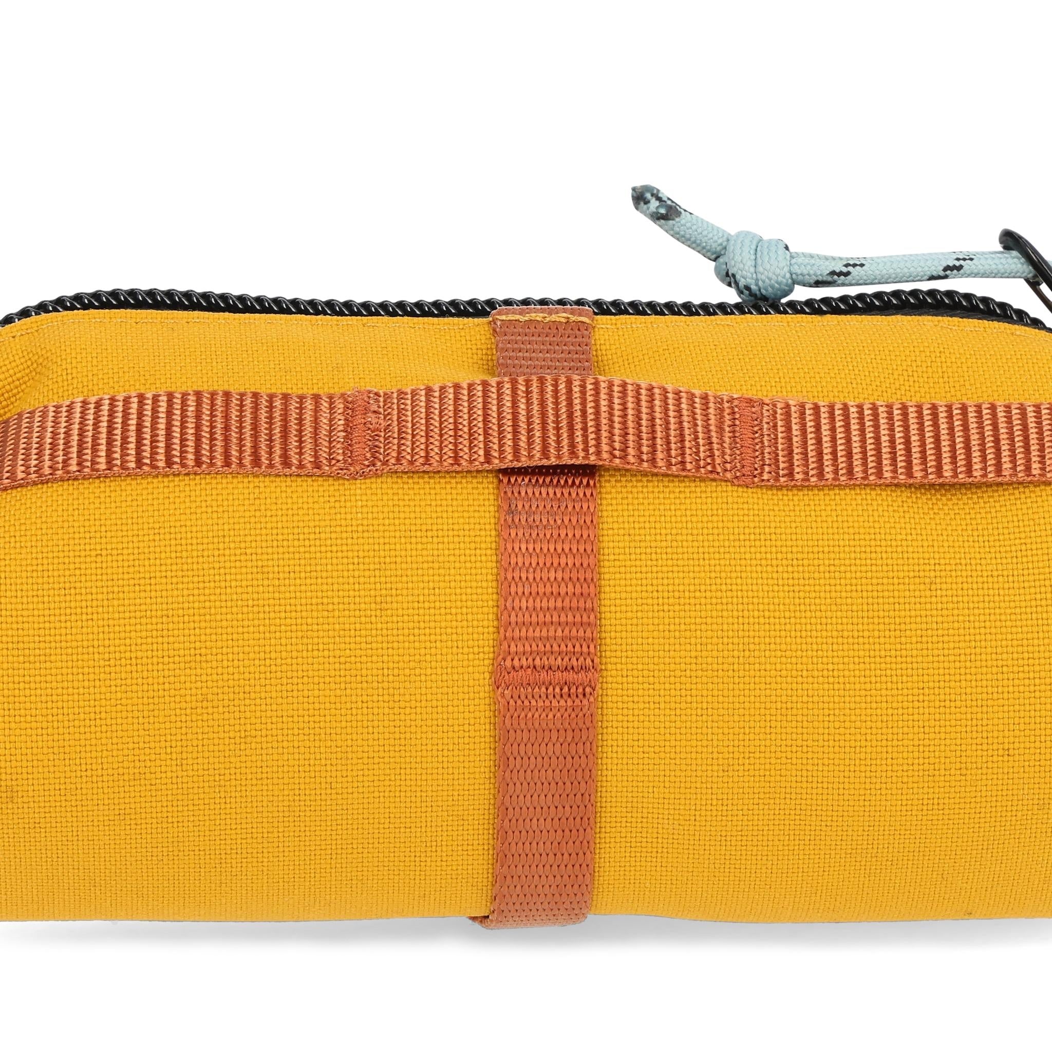 Détail du sac Burrito de Topo Designs en "Mustard"