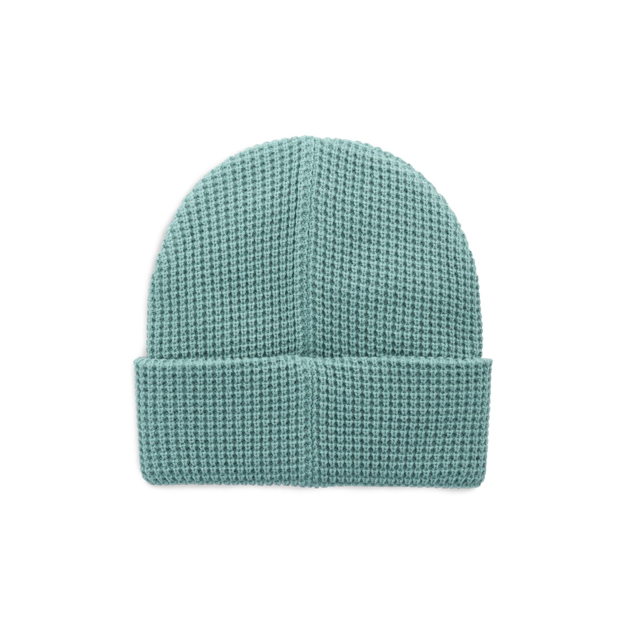 Vue arrière du bonnet en tricot gaufré Topo Designs en "Sage".